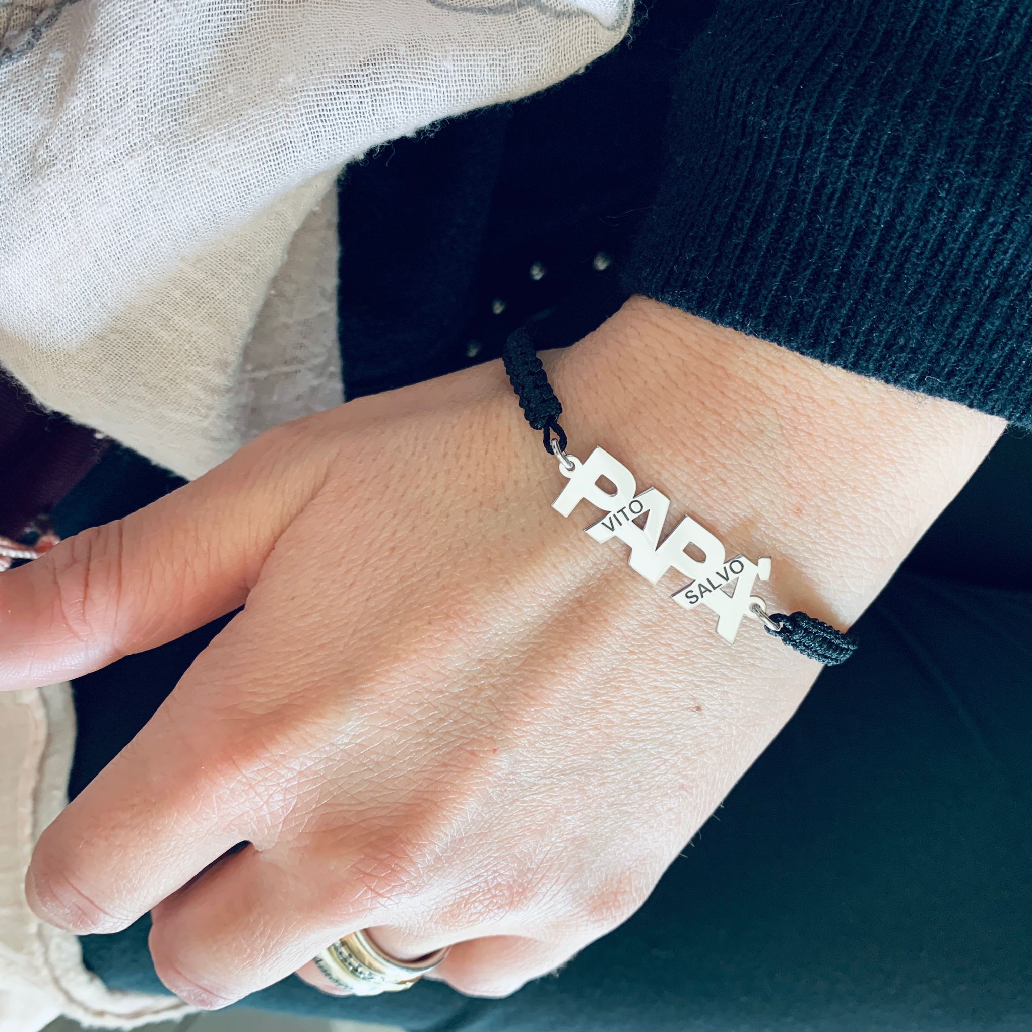bracciale Papà in argento 925 di RabiosaJewels. nome sagomato e possibilità di incidere nelle lettere i nomi dei figli
