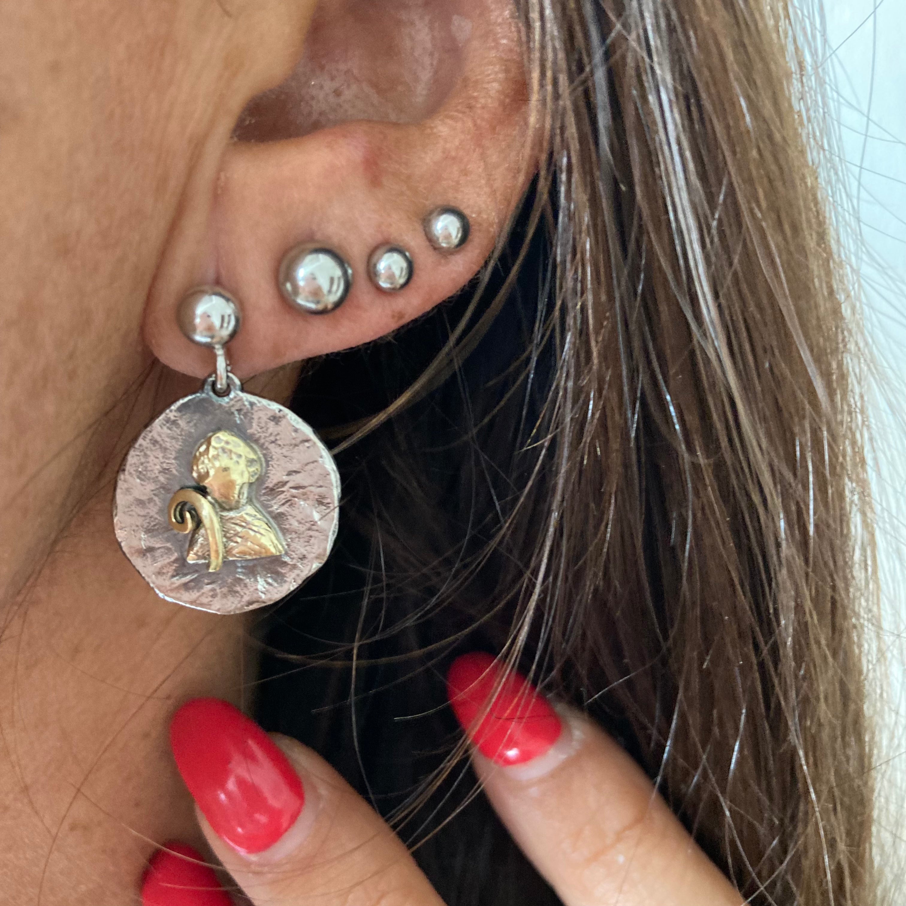 orecchini San Gennaro in argento 925 di RabiosaJewels. orecchini con pallina a lobo e ciondolo san gennaro.