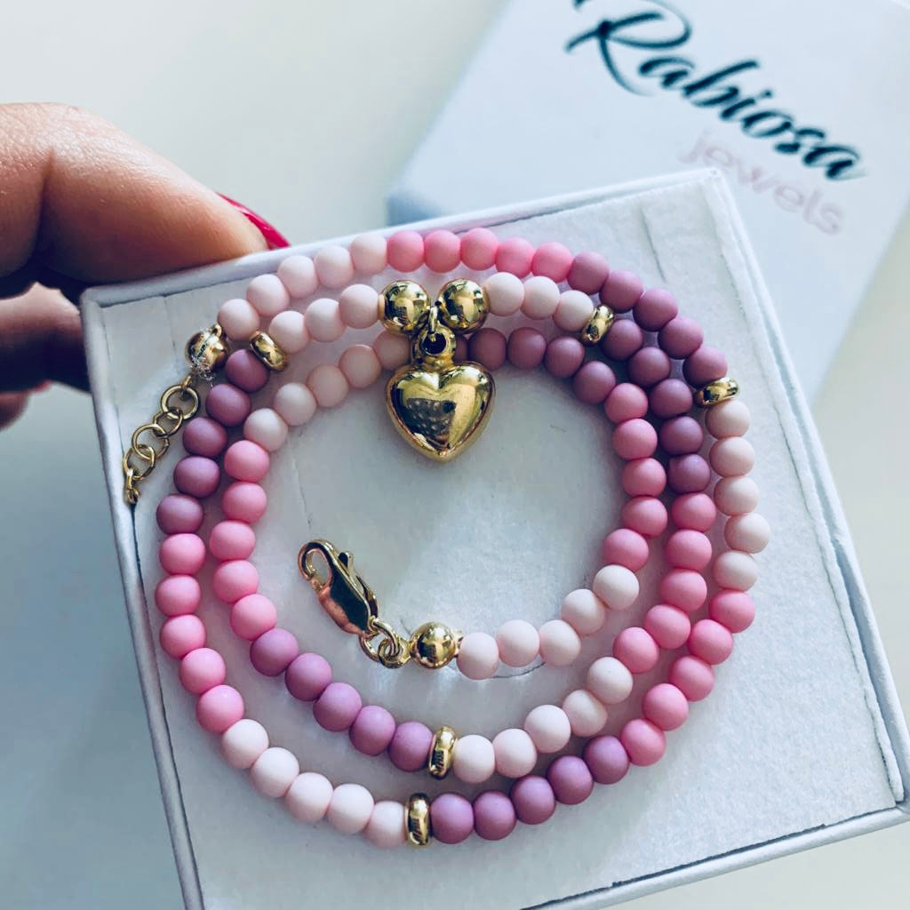 Collana ESTATE con sfere colorate da 4 mm in resina opaca più ciondolo cuore bombato in argento925. Le rifiniture sono tutte in argento 925. RabiosaJewels. tonalità del rosa, ciclamino e lilla. RabiosaJewels