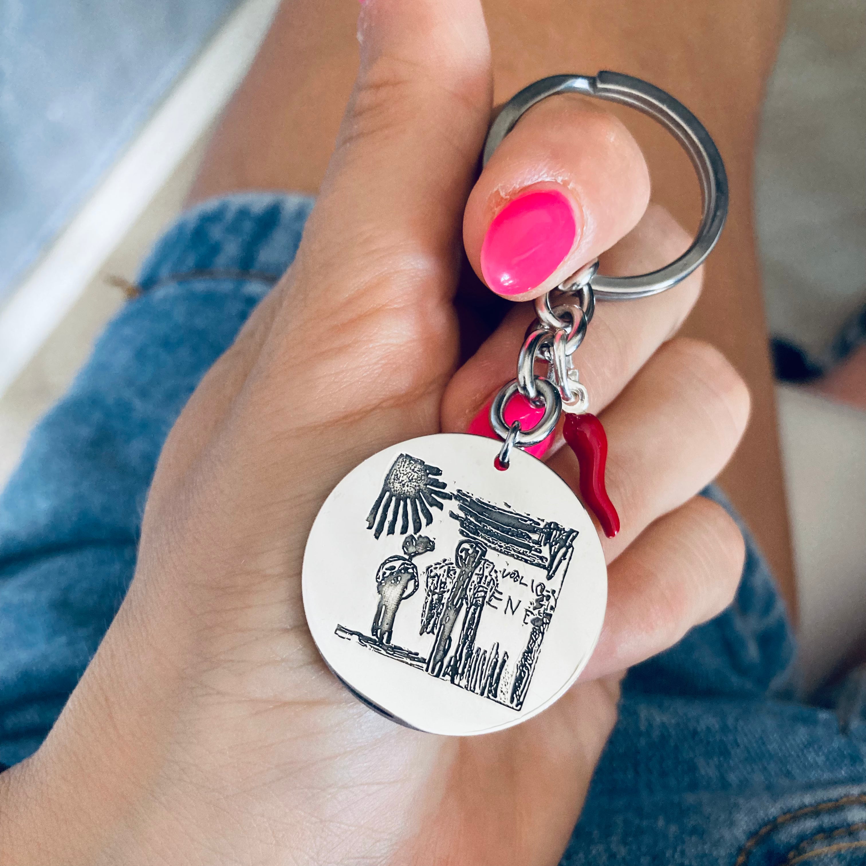 portachiavi con piastina in argento 925 e disegno personalizzato realizzato da bambini. rabiosajewels. disegno bambini