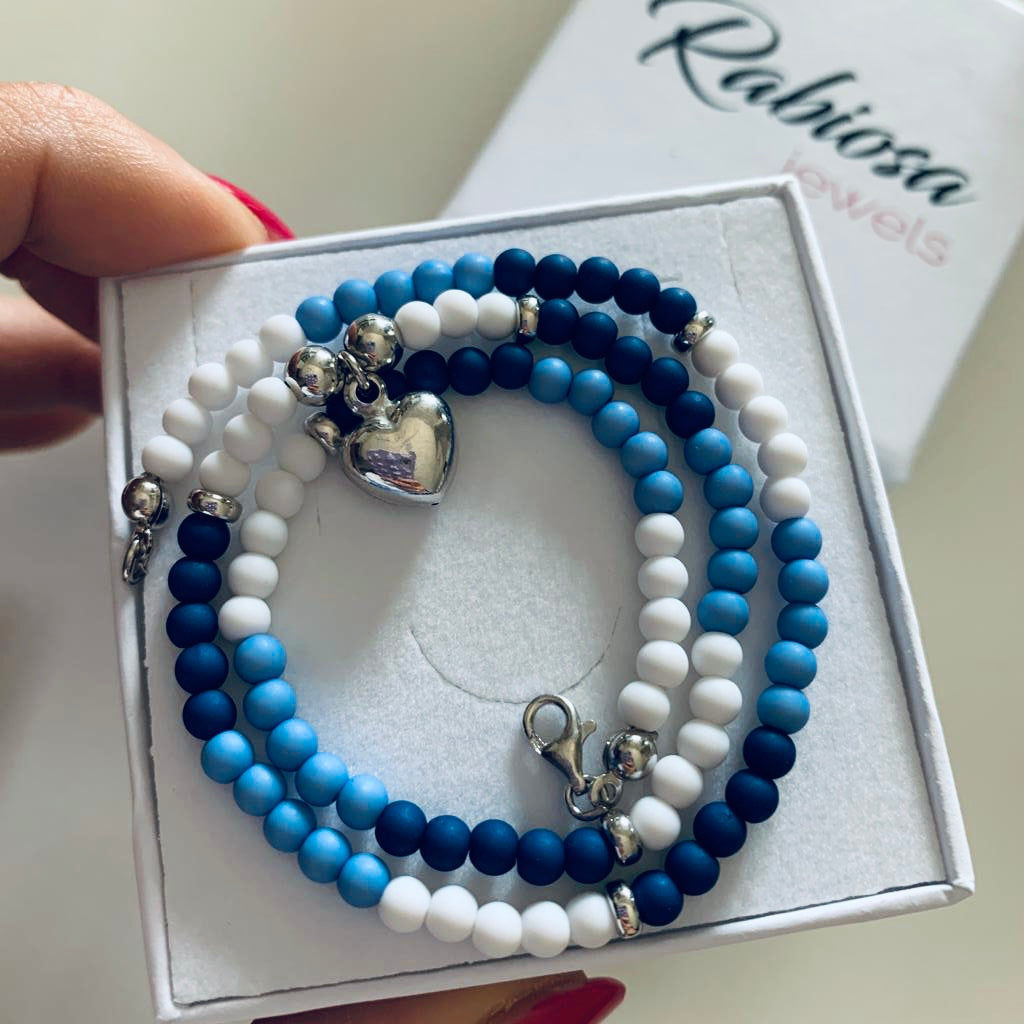 Collana ESTATE con sfere colorate da 4 mm in resina opaca più ciondolo cuore bombato in argento925. Le rifiniture sono tutte in argento 925. RabiosaJewels. tonalità del bianco, celeste e blu. RabiosaJewels