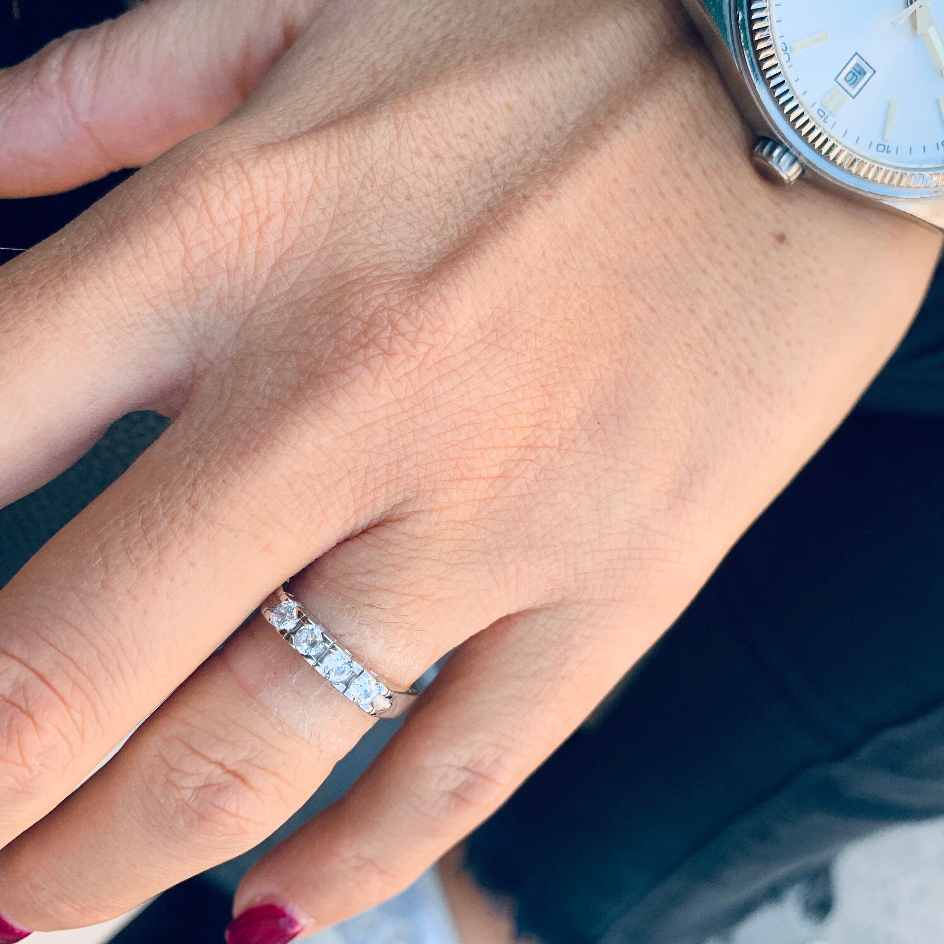 semi veretta in argento 925 con 4 pietre. modello indossato. RabiosaJewels