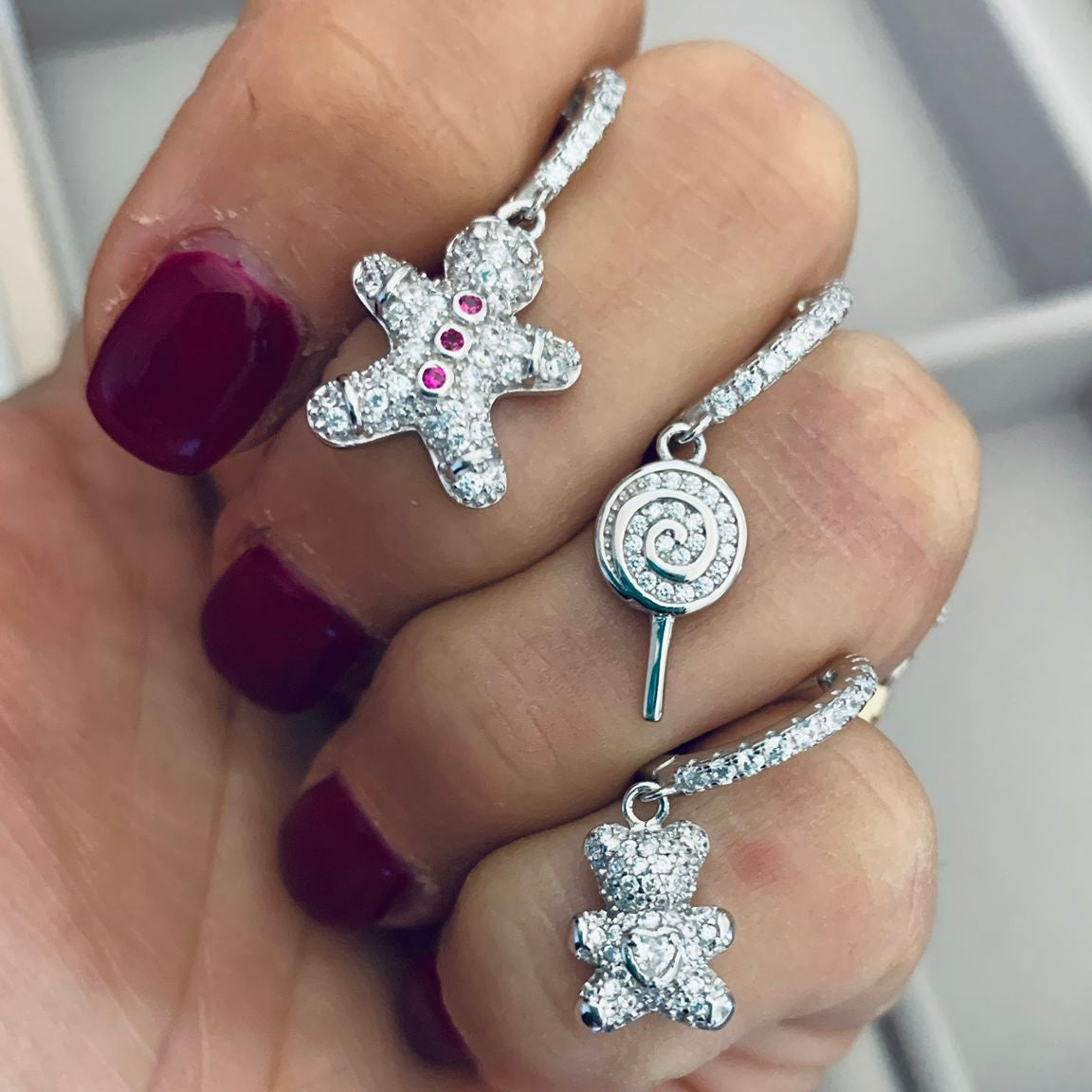 mono hoops natale in argento 925 e zirconi. RabiosaJewels. orsetto, lecca lecca e pan di zenzero
