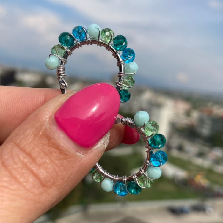 cerchietti ischia in argento 925 lavorati con intreccio di cristalli nelle tonalità del verde. earrings. hoops. orecchini cerchietto. RabiosaJewels