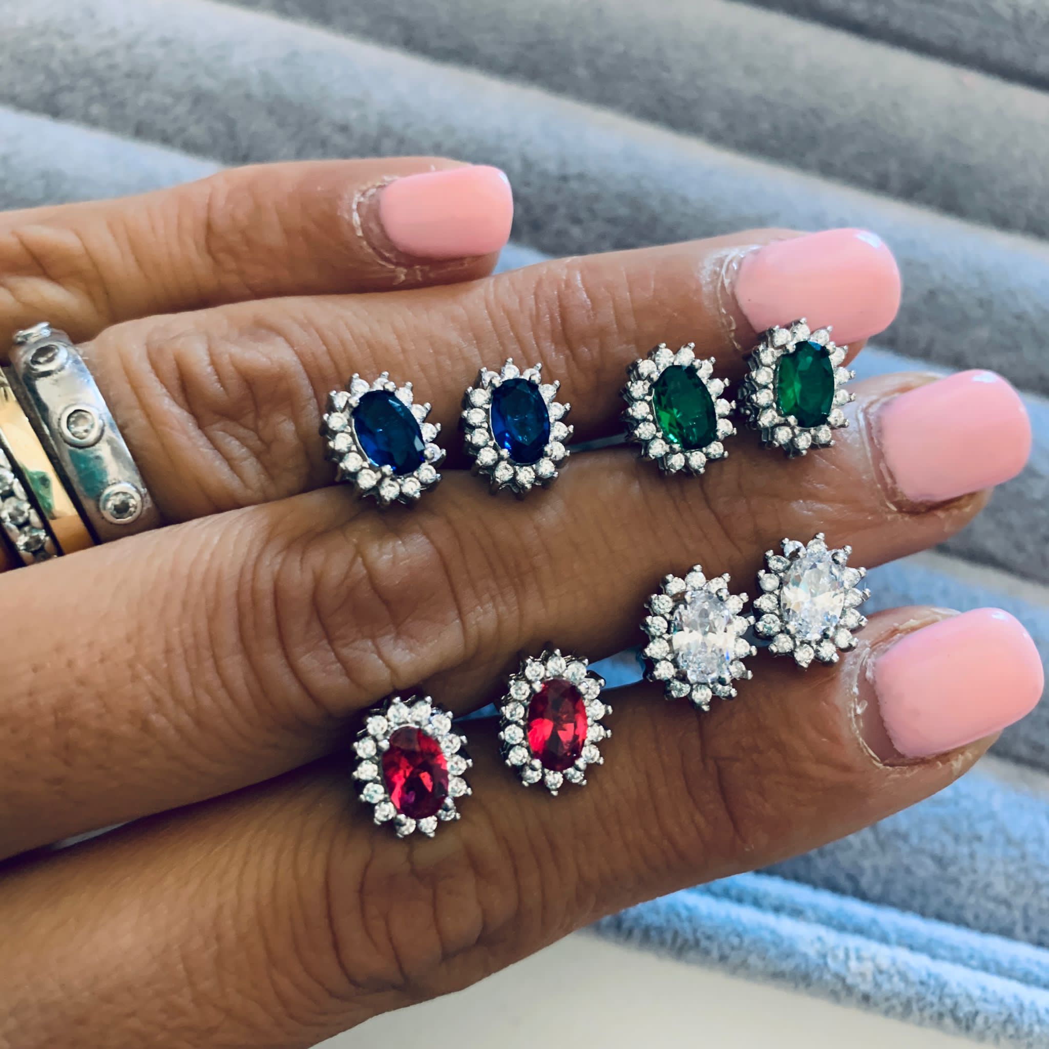 orecchini mini kate in argento 925 disponibili in 4 colori: bianco, rosso, verde e blu. RabiosaJewels