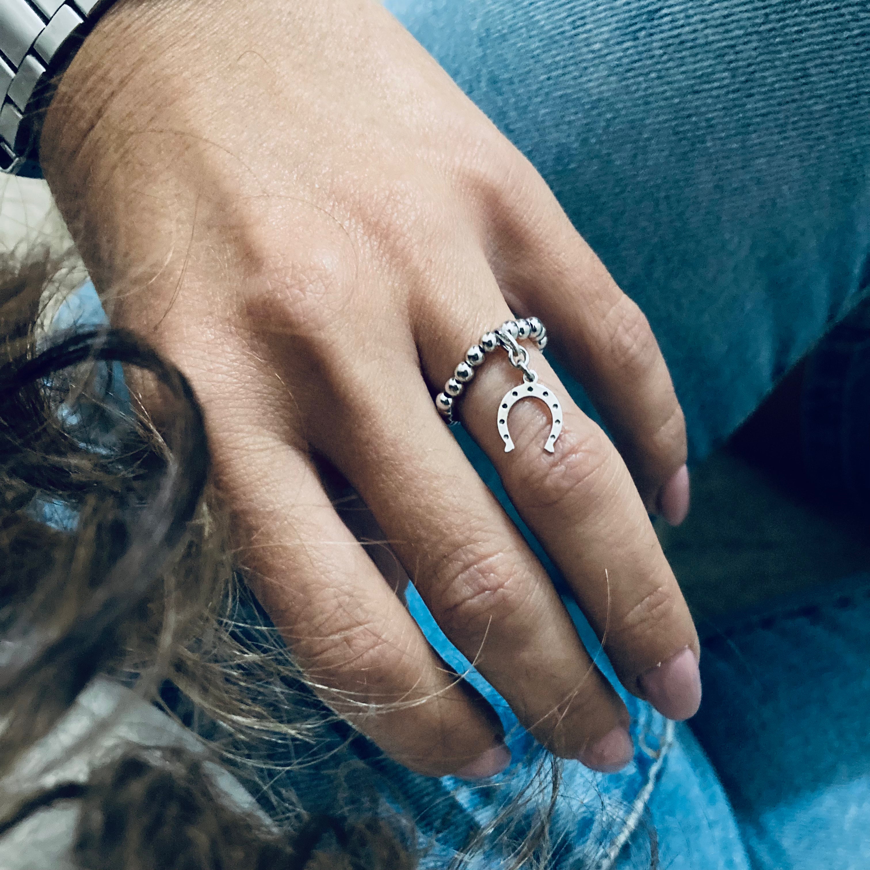 anello elastico con sfere in argento 925 e ciondolo mini ferro di cavallo. argento 925. RabiosaJewels