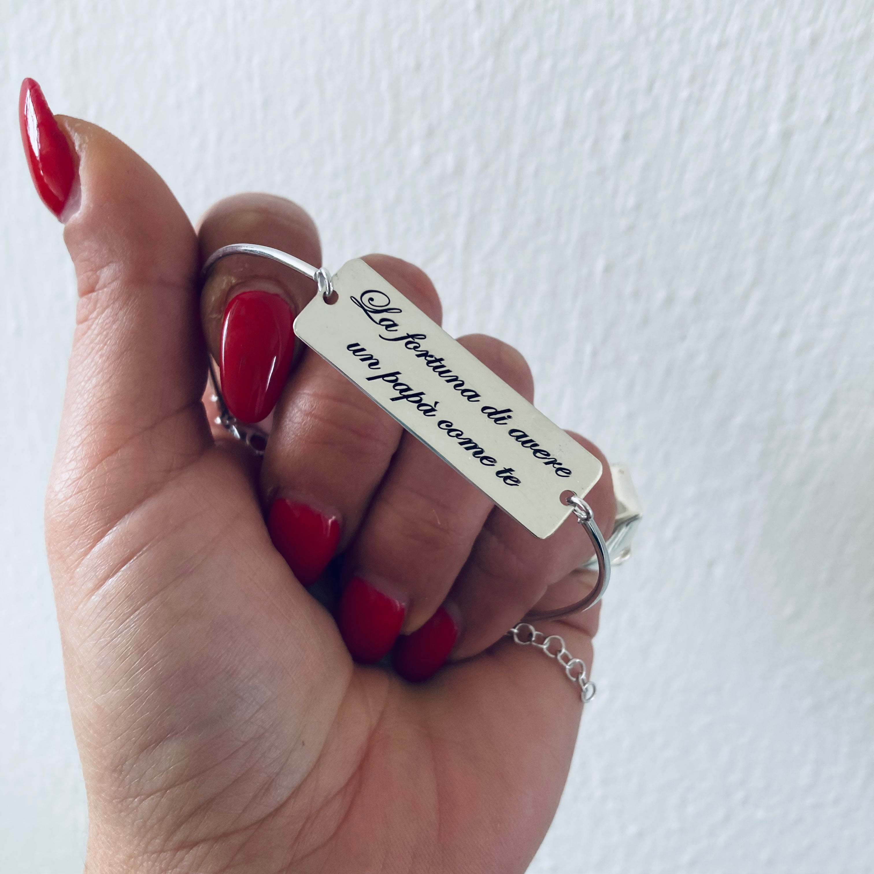 bracciale dedica in argento 925 di RabiosaJewels. la targhetta è personalizzabile a scelta