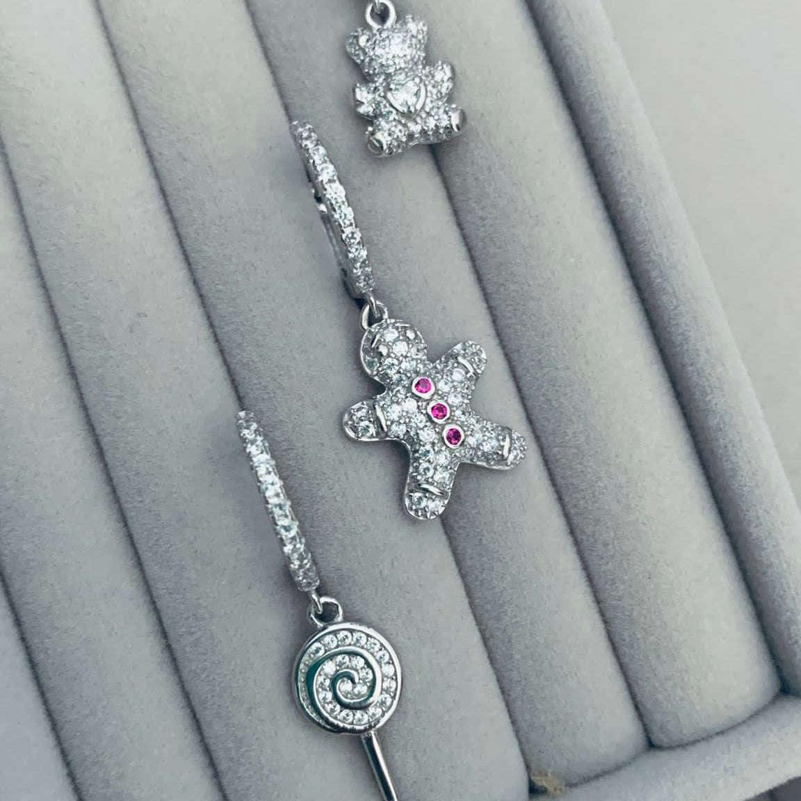 mono hoops natale in argento 925 e zirconi. RabiosaJewels. orsetto, lecca lecca e pan di zenzero