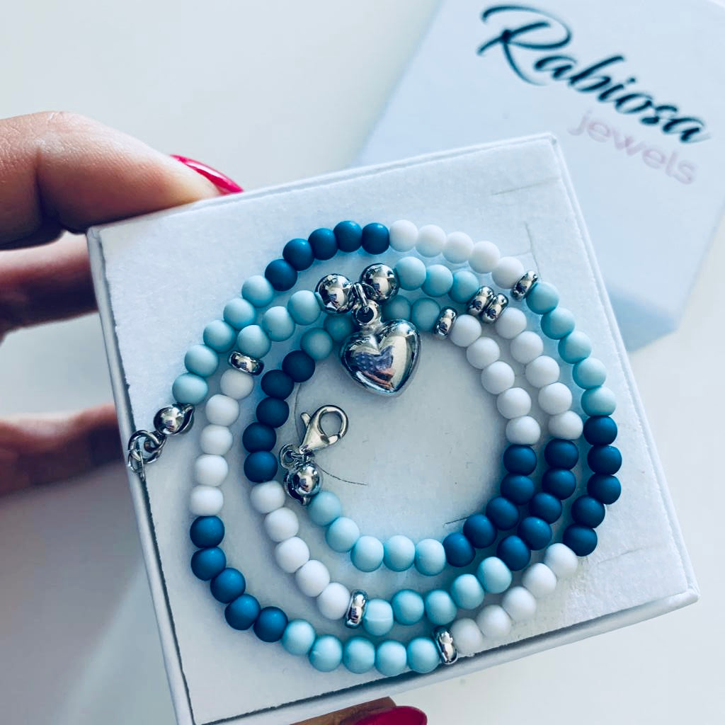 Collana ESTATE con sfere colorate da 4 mm in resina opaca più ciondolo cuore bombato in argento925. Le rifiniture sono tutte in argento 925. RabiosaJewels. tonalità del verde, petrolio e bianco. RabiosaJewels