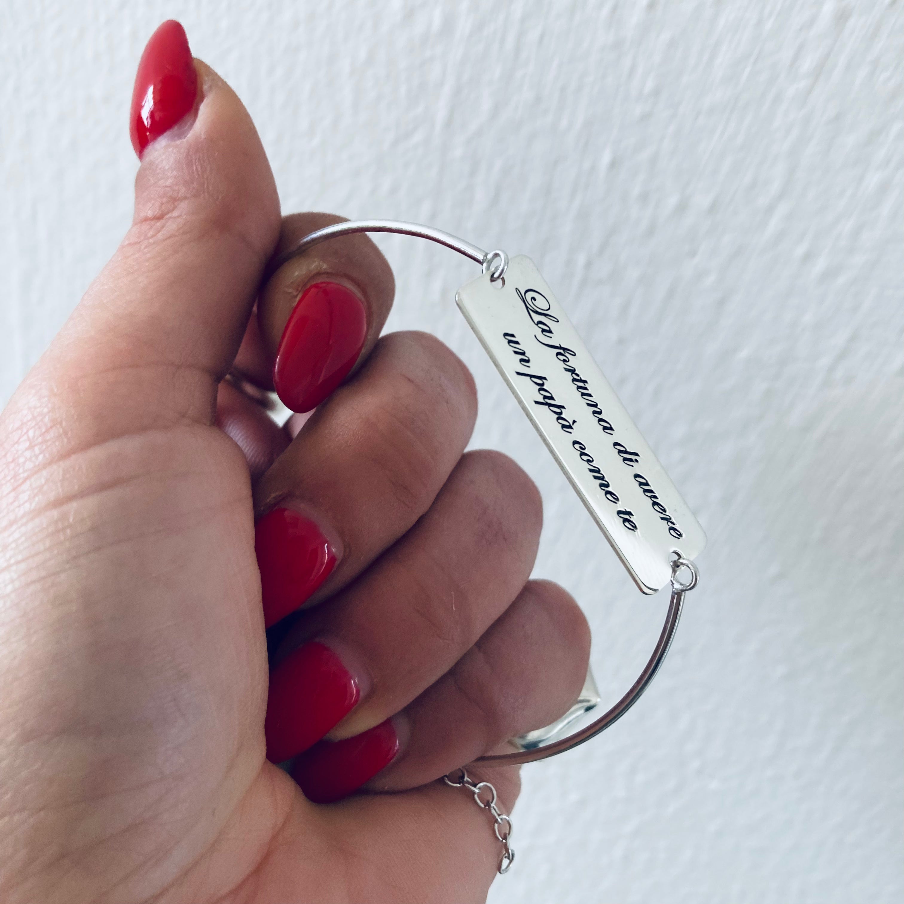 bracciale dedica in argento 925 di RabiosaJewels. la targhetta è personalizzabile a scelta