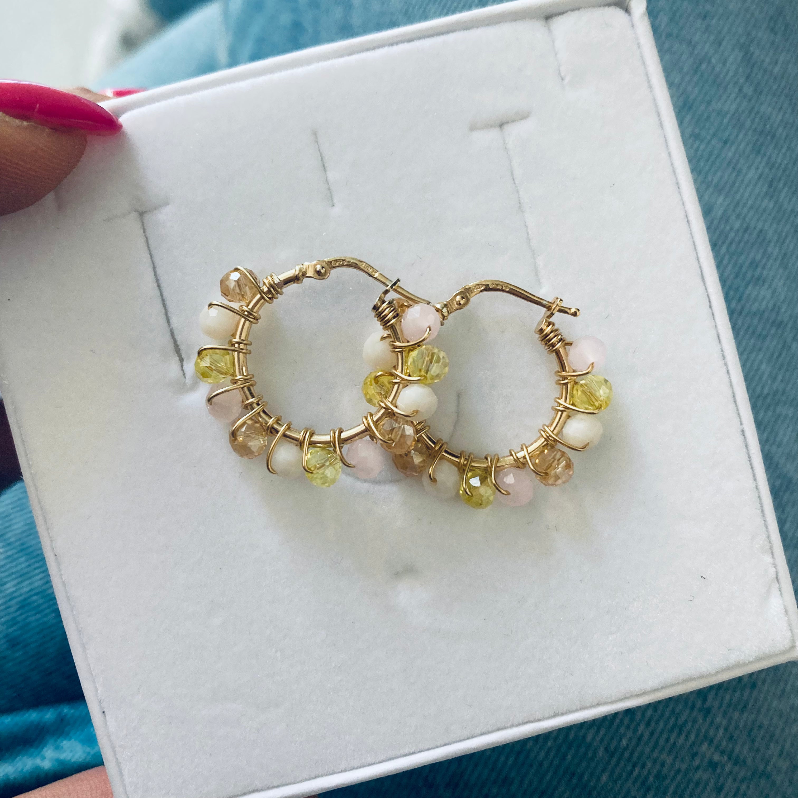 cerchietti procida in argento 925 con lavorazione artigiansle di cristalli nella tonalità del beige. RabiosaJewels. earrings. hoops. orecchini