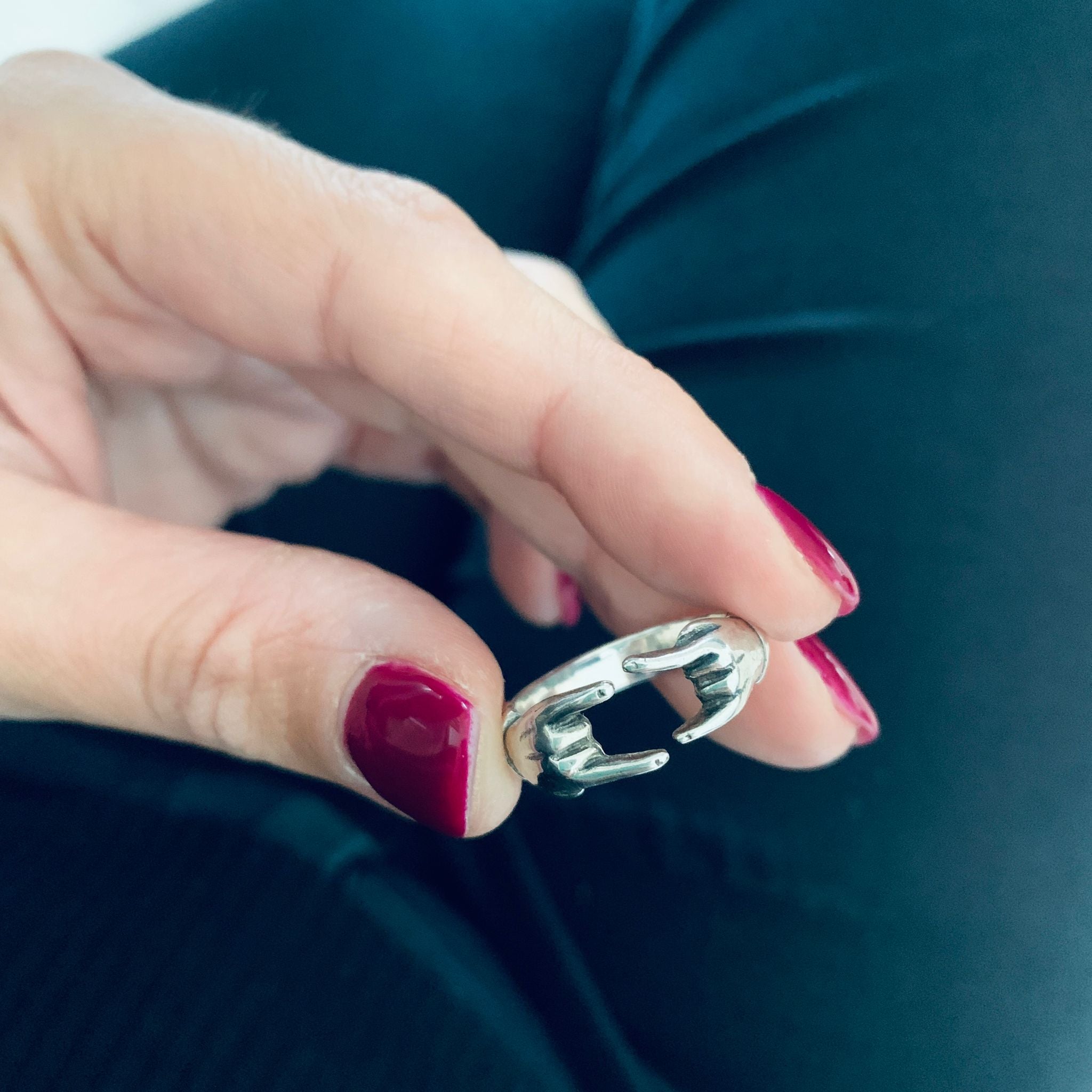 anello corna in argento 925 di RabiosaJewels. anello scaramantico. Anello corna terra e cielo.