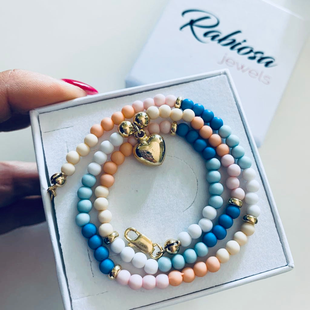 Collana ESTATE con sfere colorate da 4 mm in resina opaca più ciondolo cuore bombato in argento925. Le rifiniture sono tutte in argento 925. RabiosaJewels. tonalità del Bianco - verde - celeste - rosa - pesco - beige. RabiosaJewels