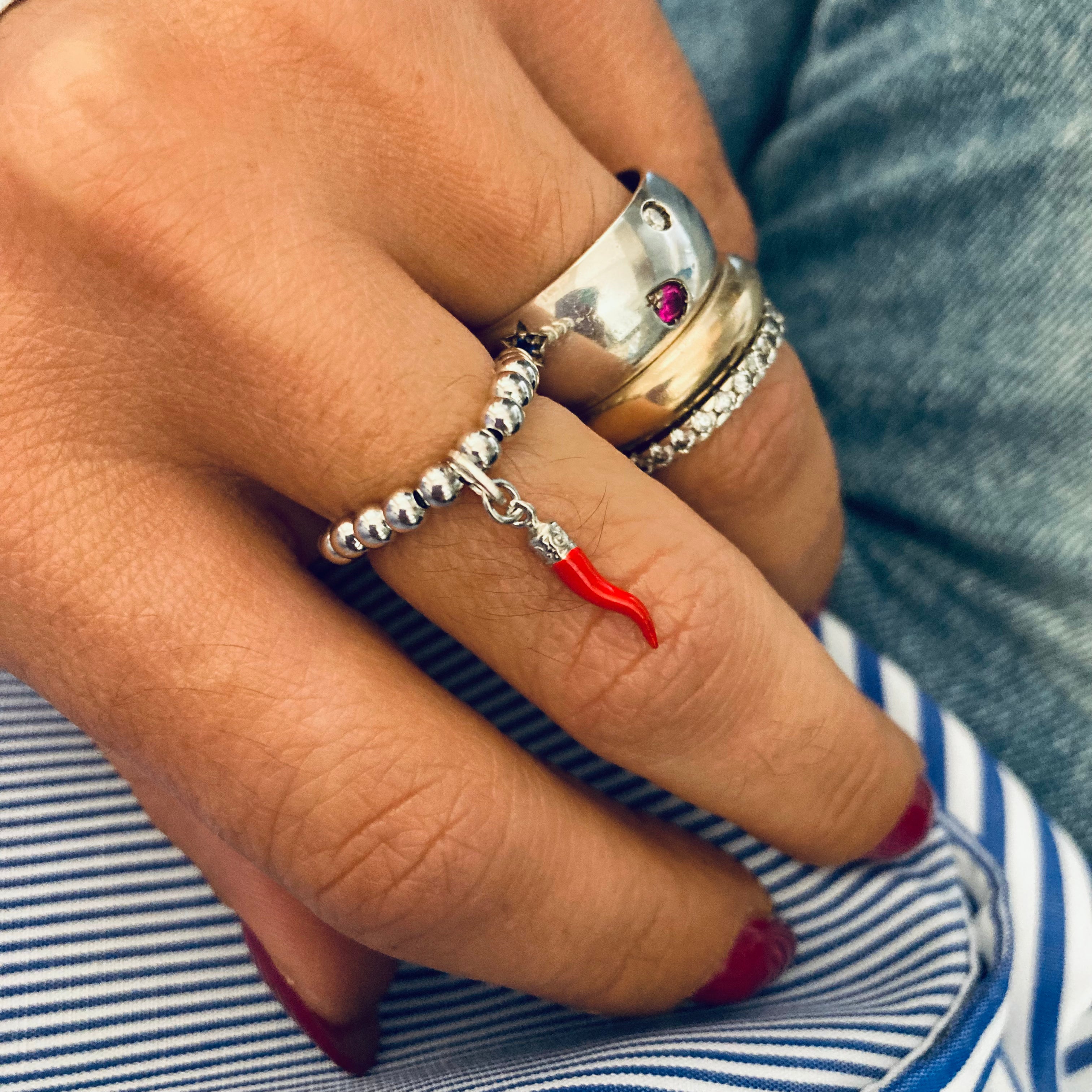 anello elastico con palline di 3mm e mini cornetto napoletano in argento 925. RabiosaJewels