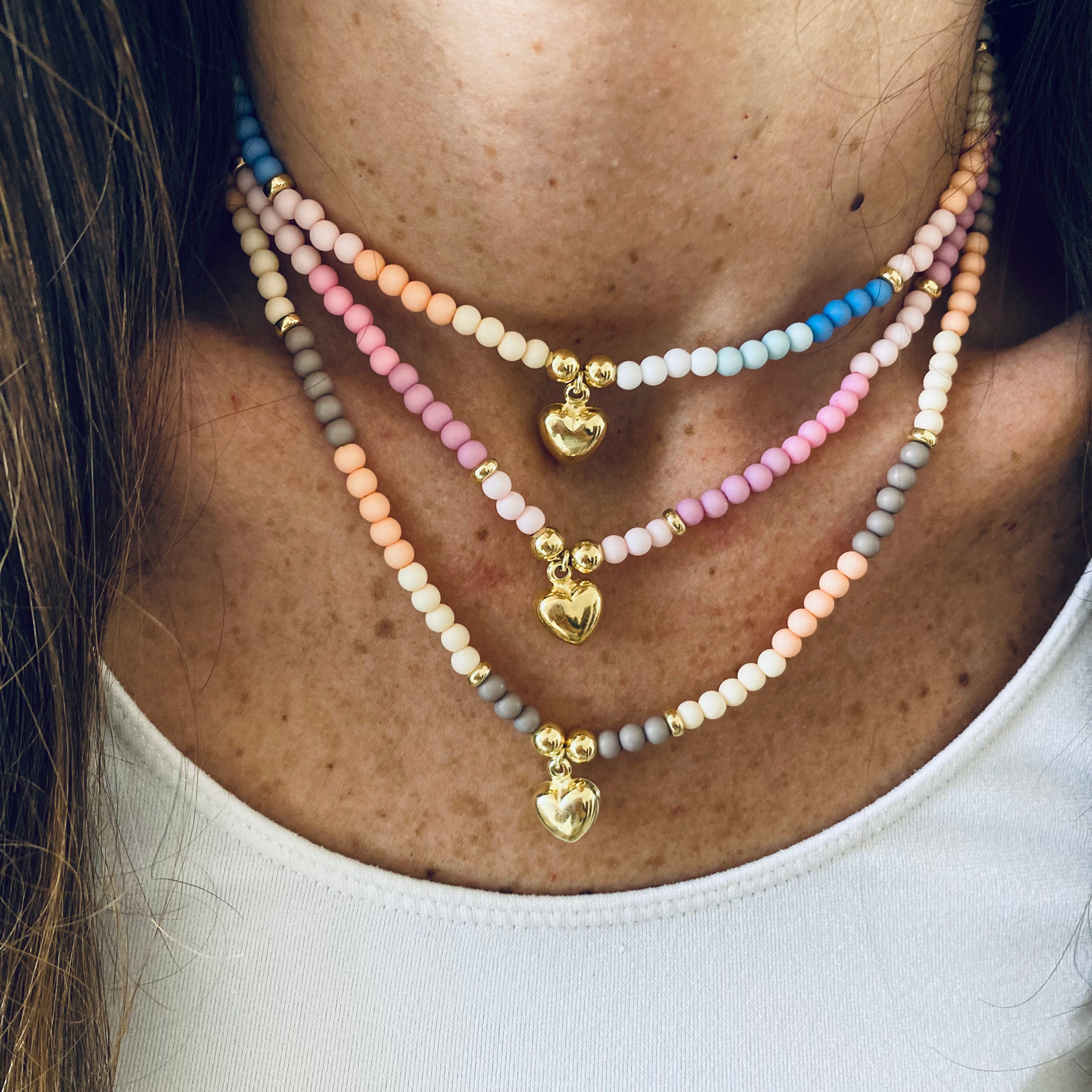 Collana ESTATE con sfere colorate da 4 mm in resina opaca più ciondolo cuore bombato in argento925. Le rifiniture sono tutte in argento 925. RabiosaJewels