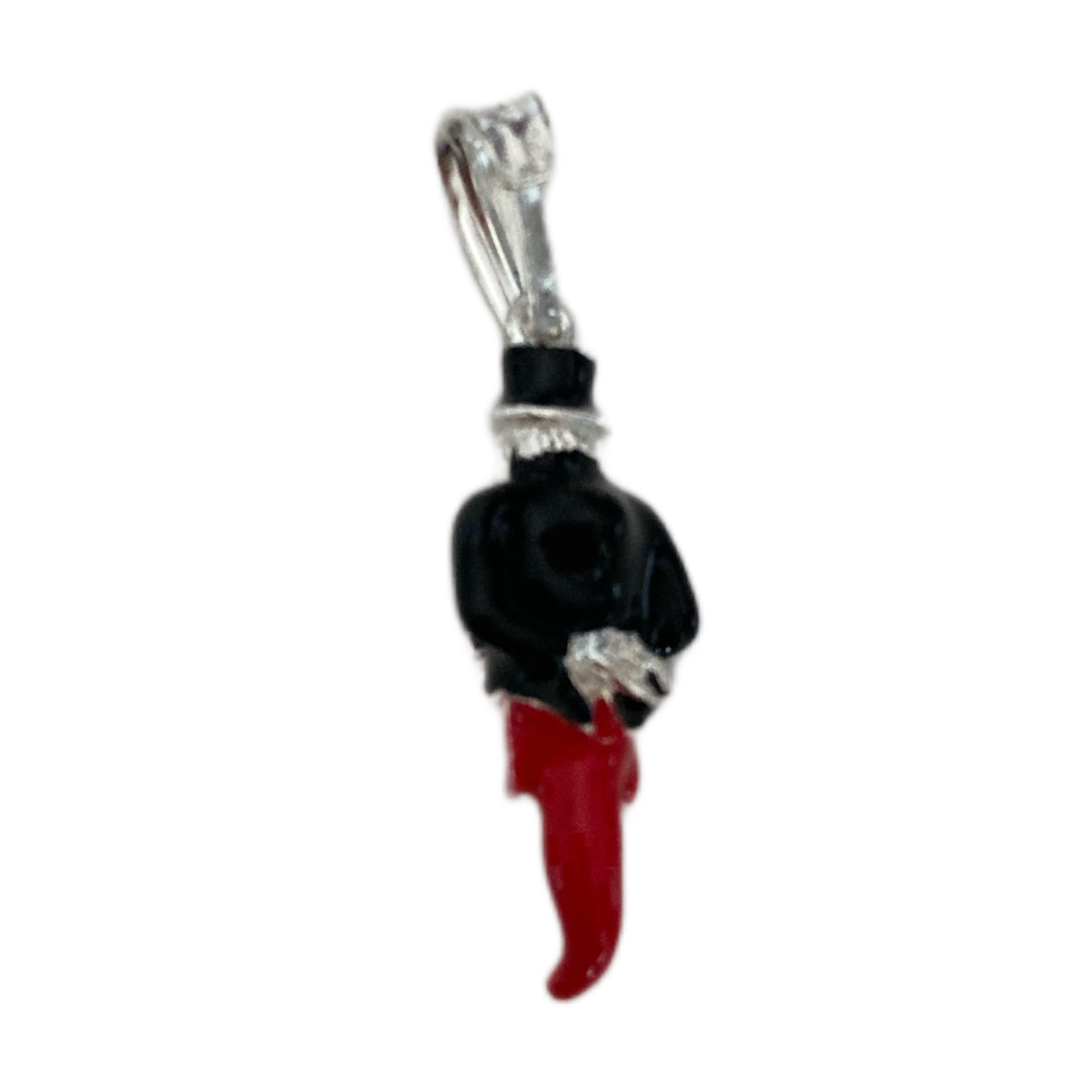 ciondolo corno scartellato in argento 925 smaltato a caldo. dettaglio gobba. RabiosaJewels