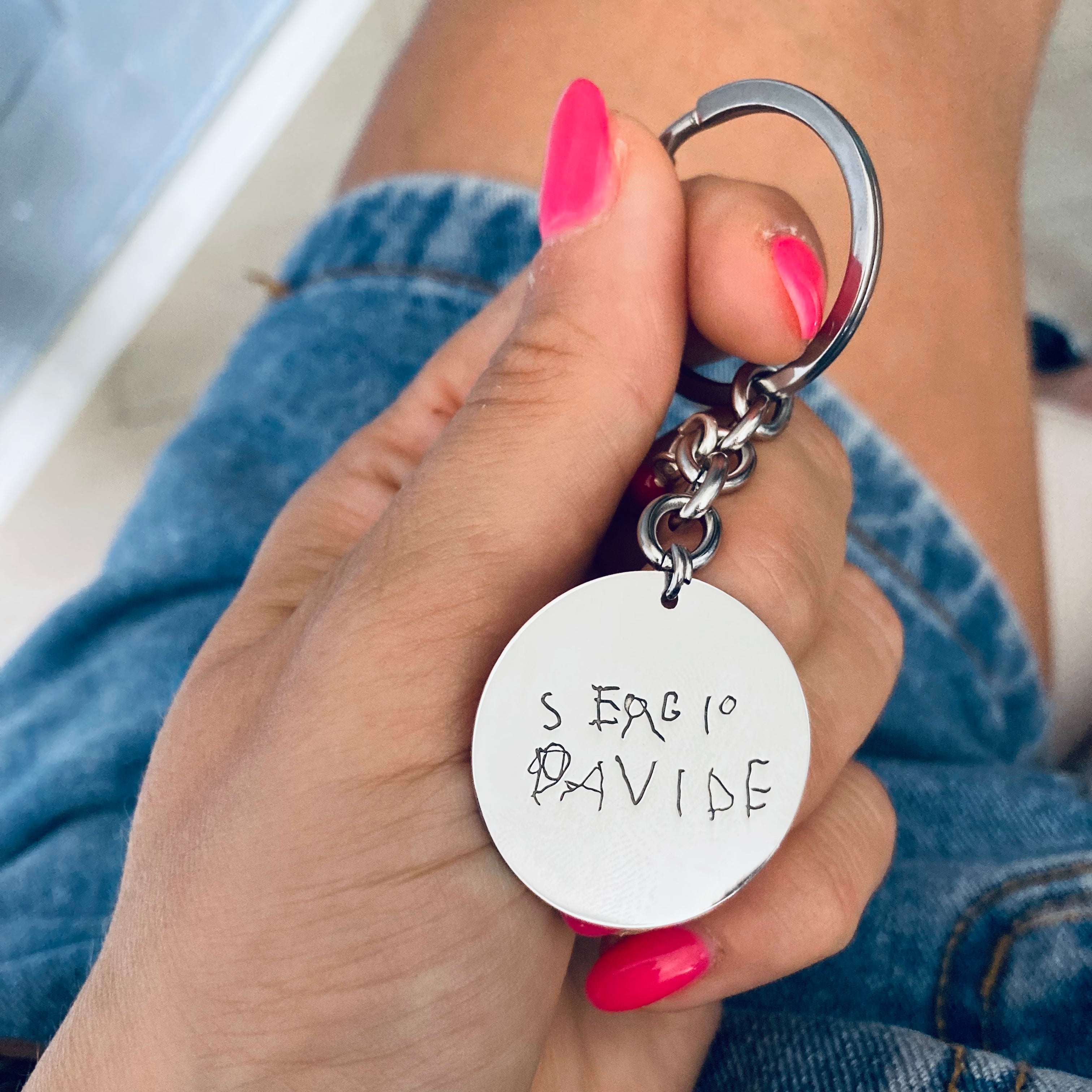 portachiavi con piastina in argento 925 e disegno personalizzato realizzato da bambini. rabiosajewels. disegno bambini. portachiavi con incisione personalizzata
