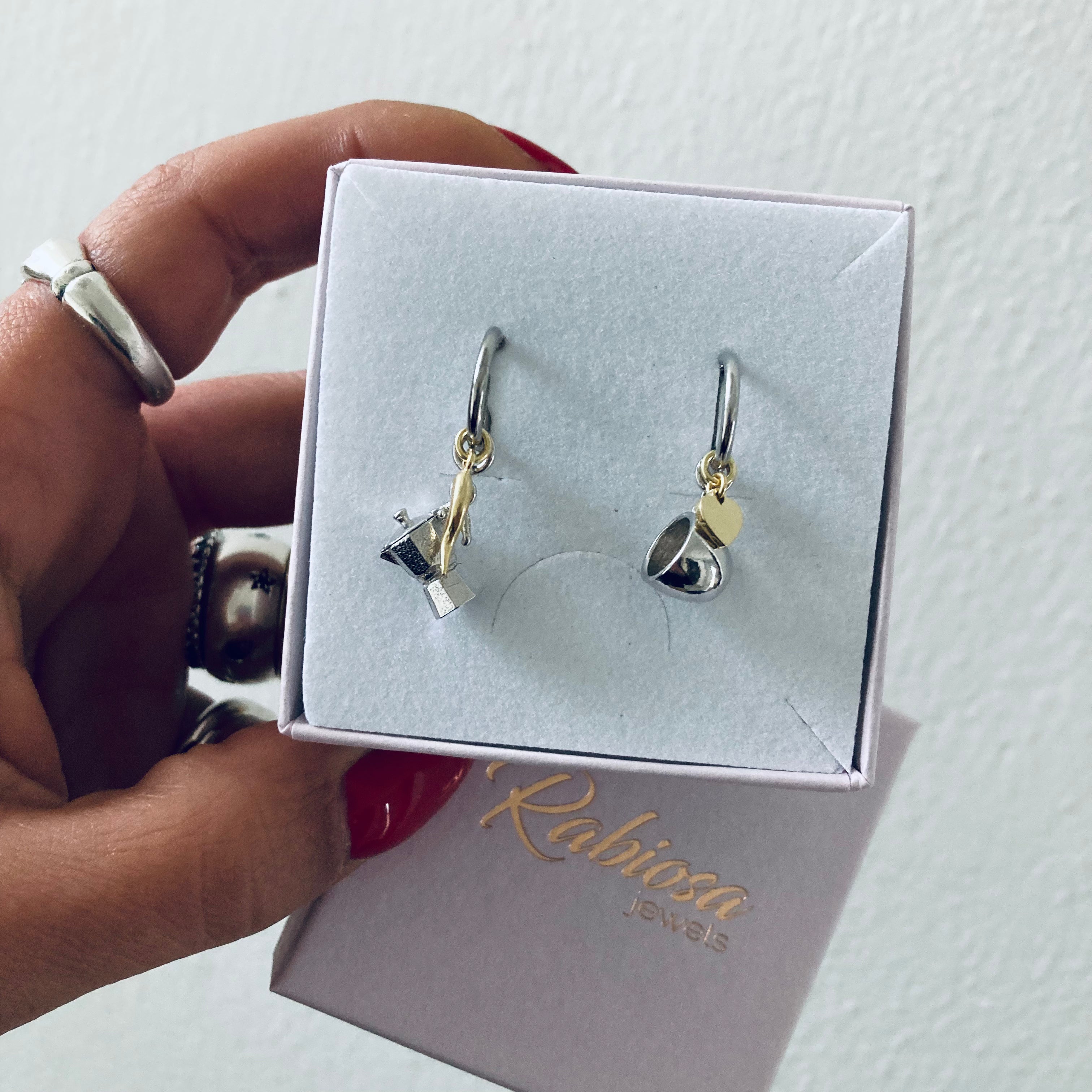 hoops tazzulella 'e café in argento 925 di RabiosaJewels. coppia di orecchini con ciondolo moka e tazzina di caffe accompagnati da mini cornicello e mini cuore color oro