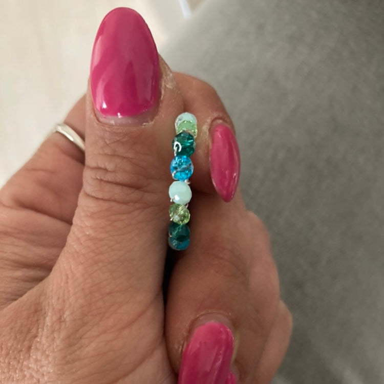 cerchietti ischia in argento 925 lavorati con intreccio di cristalli nelle tonalità del verde. earrings. hoops. orecchini cerchietto. RabiosaJewels