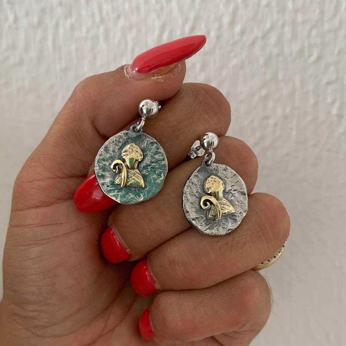 orecchini San Gennaro in argento 925 di RabiosaJewels. orecchini con pallina a lobo e ciondolo san gennaro