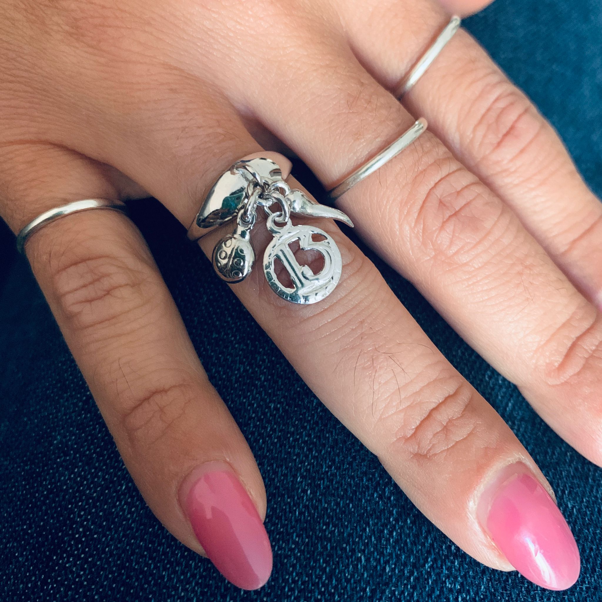 anello fortunello in argento 925 con 3 ciondoli scaramantici: coccinella, N.13 e cornetto napoletano. RabiosaJewels