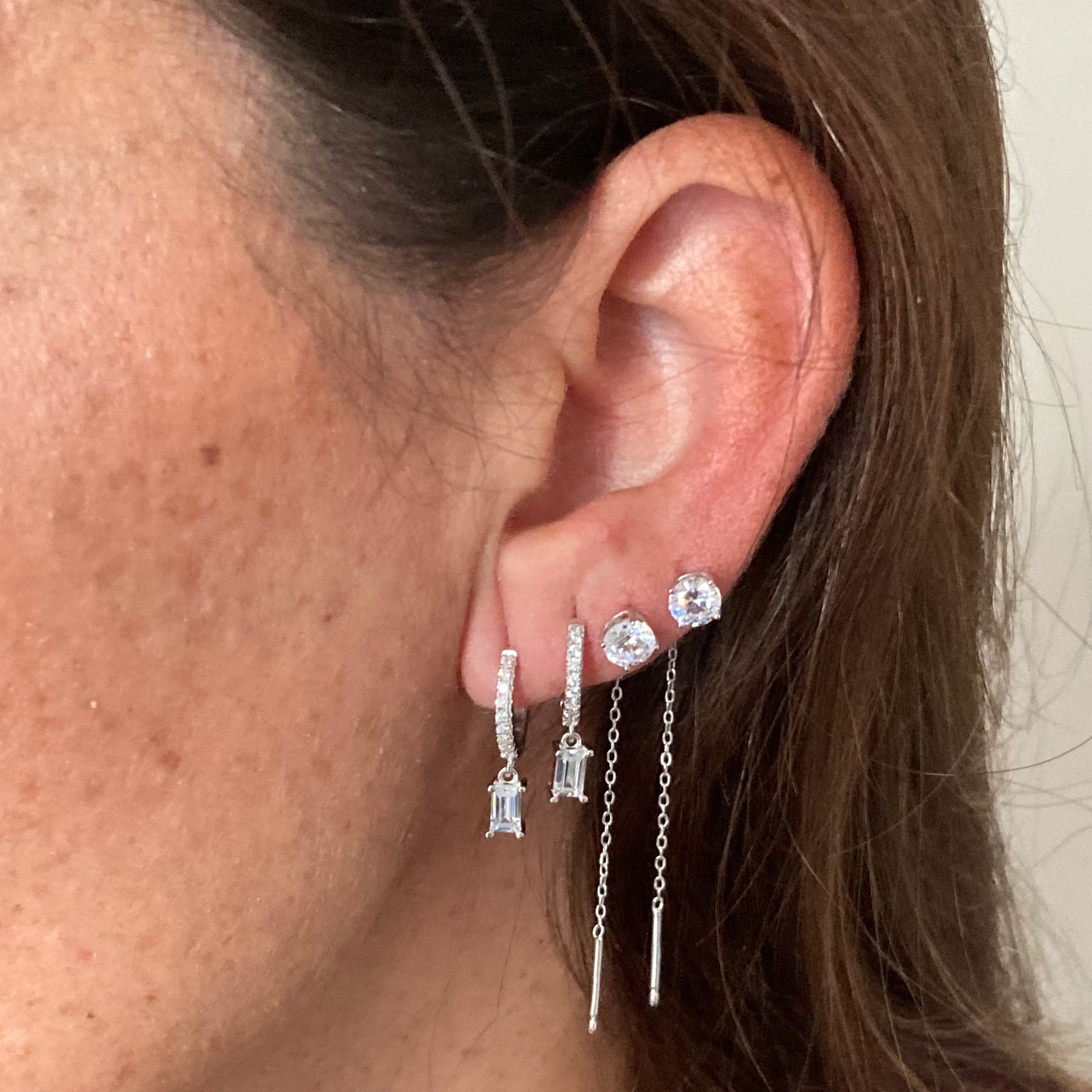 mono hoops zirconi con ciondolo baguetta in argento 925. RabiosaJewels. indossato