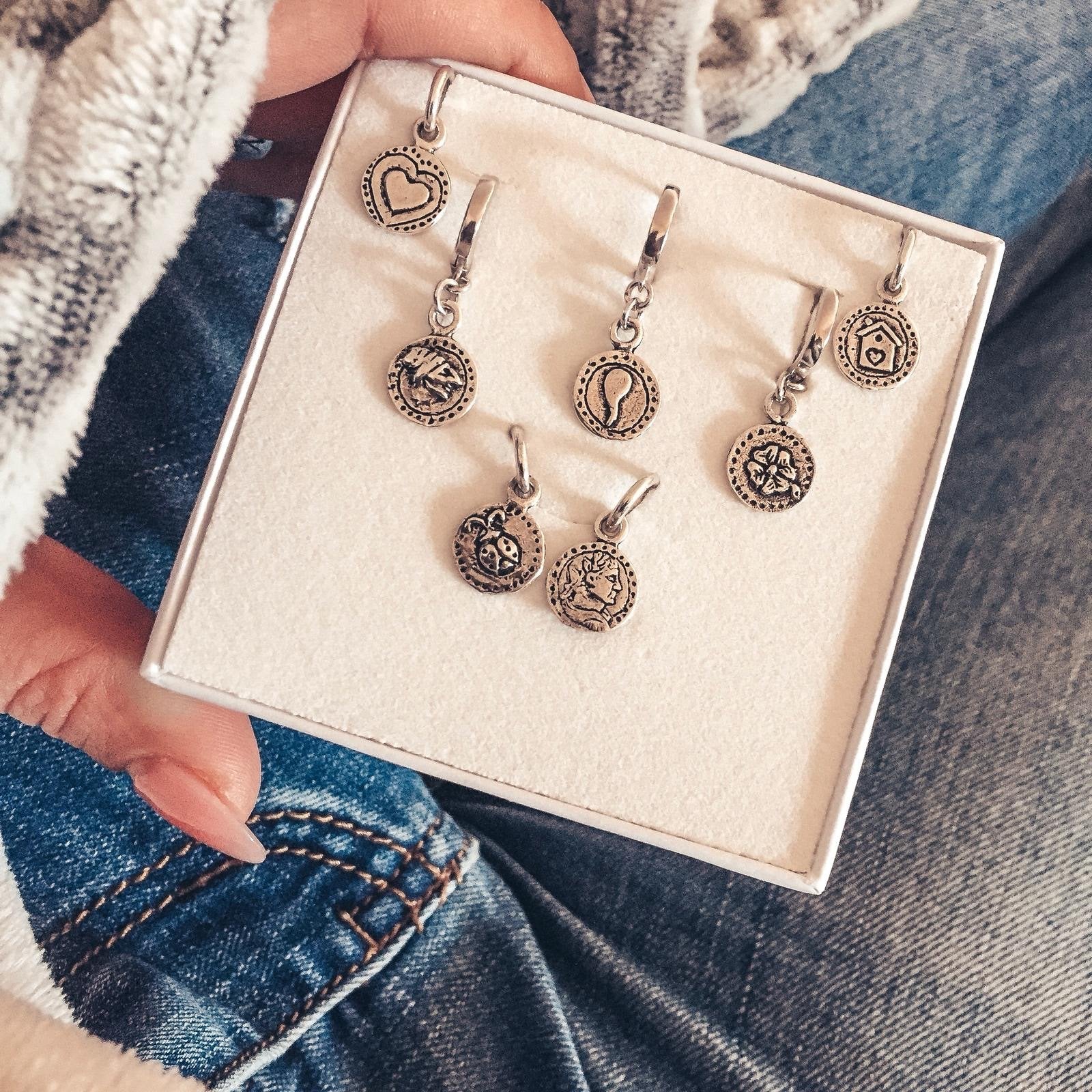 Mono hoop con monetina. soggetto a scelta: coccinella, cuore, casa, quadrifoglio, pulcinella, cornetto. argento 925. rabiosajewels (4452642095167)