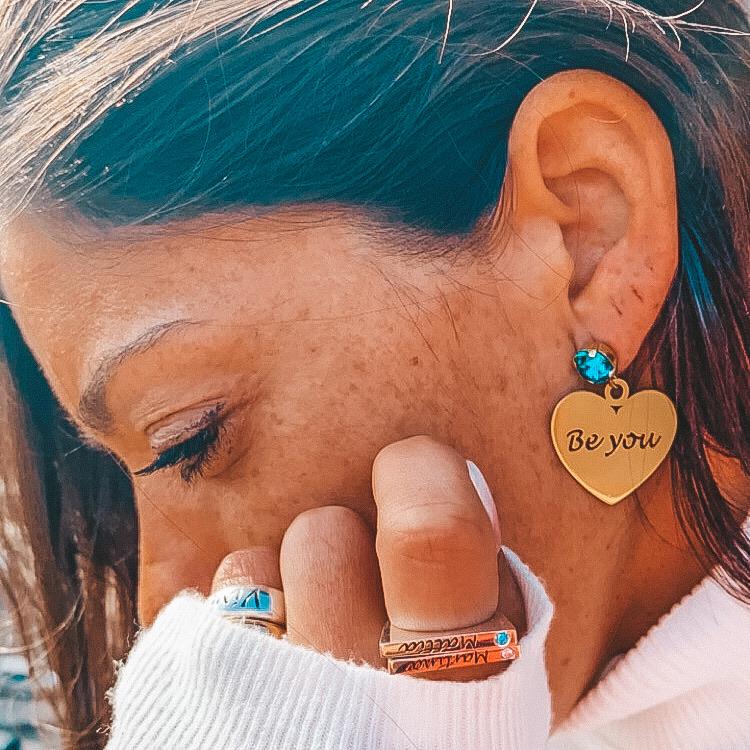 rabiosaJewels. Be You. Orecchino Kore Medium indossato versione gold con cristallo a lobo verde smeraldo e cuore con incisione traforata. argento925 (4493005684799)