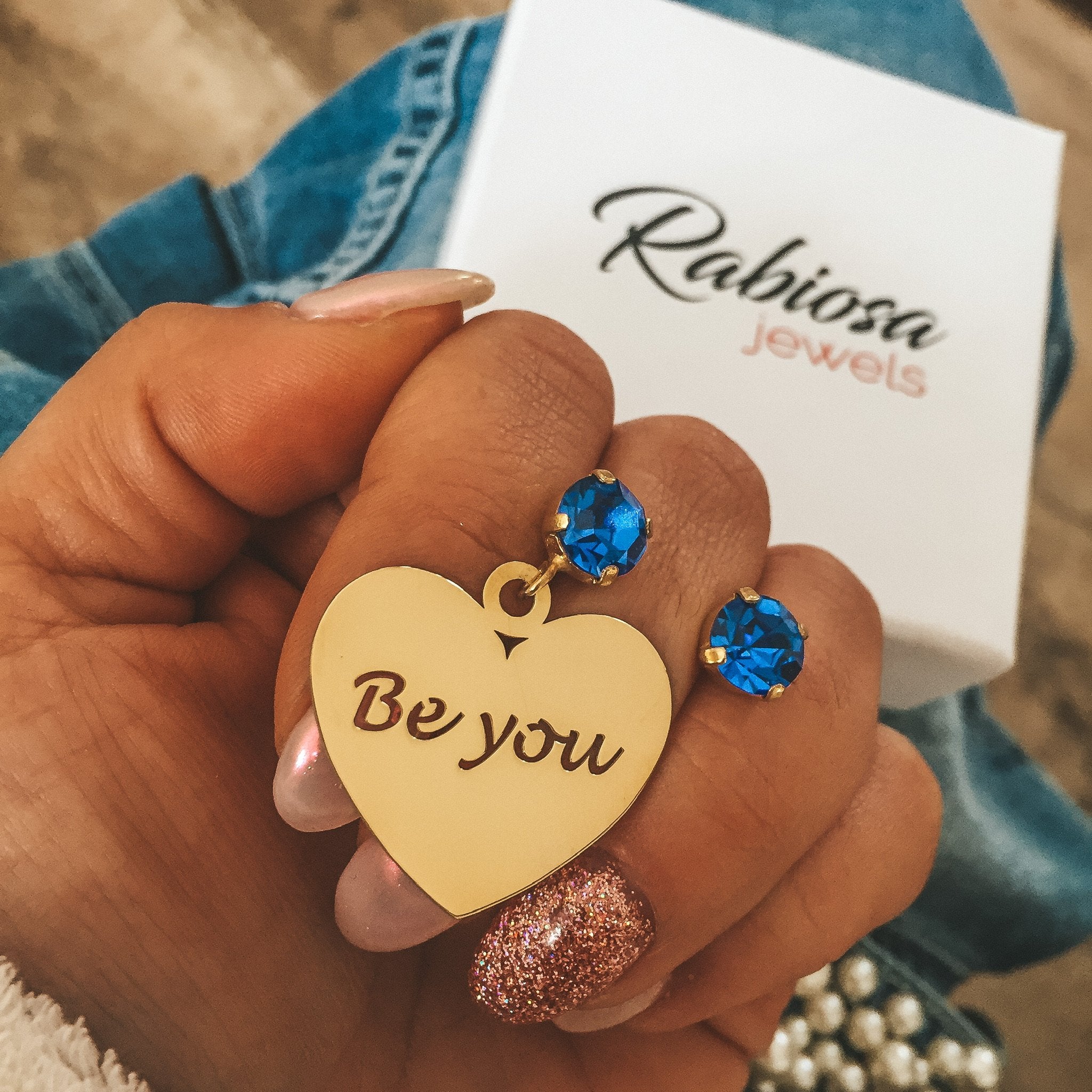 rabiosaJewels. Be You. Orecchino Kore Medium indossato versione gold con cristallo a lobo blu cobalto e cuore con incisione traforata. argento925 (4493005684799)