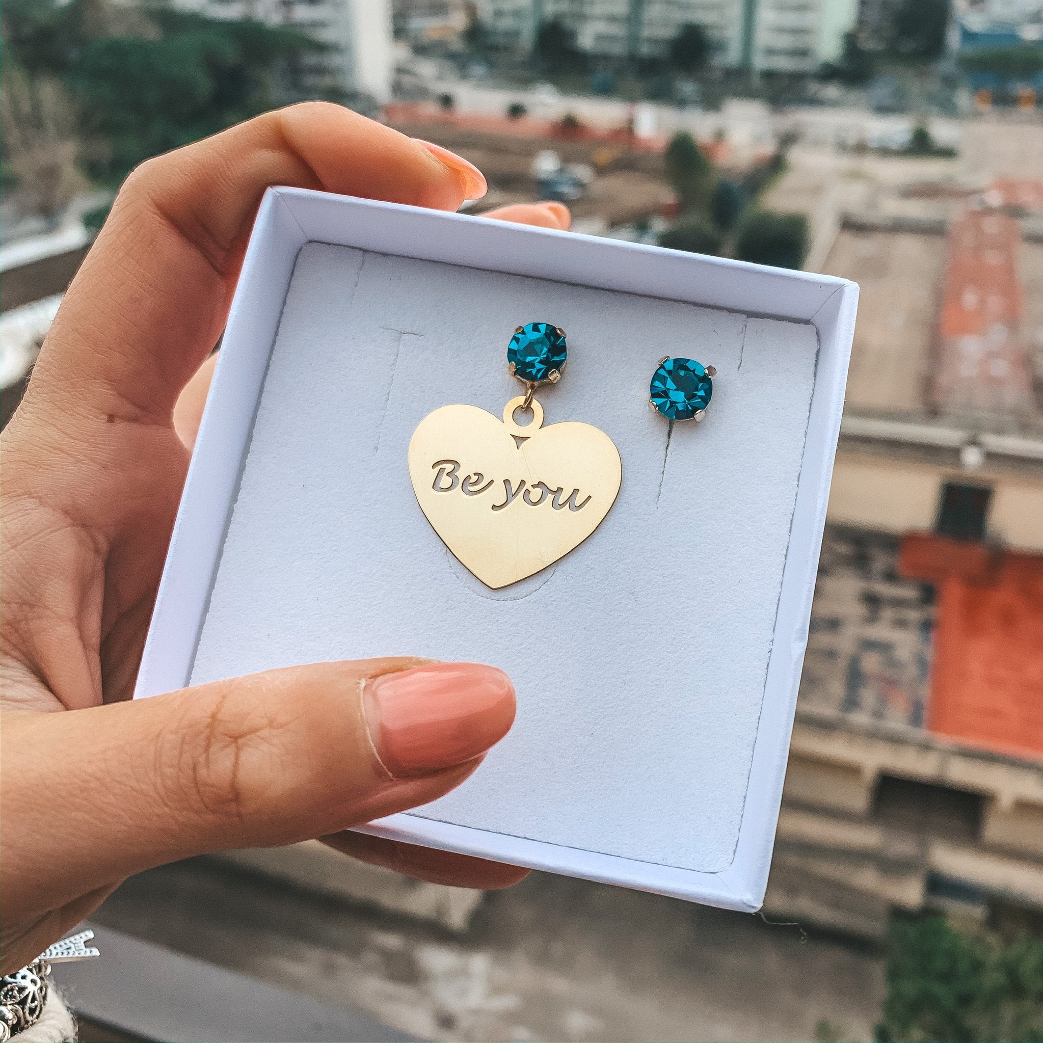 rabiosaJewels. Be You. Dettaglio Orecchino asimmetrico Kore Medium indossato versione gold con cristallo a lobo verde smeraldo e cuore con incisione traforata. argento925 (4493005684799)