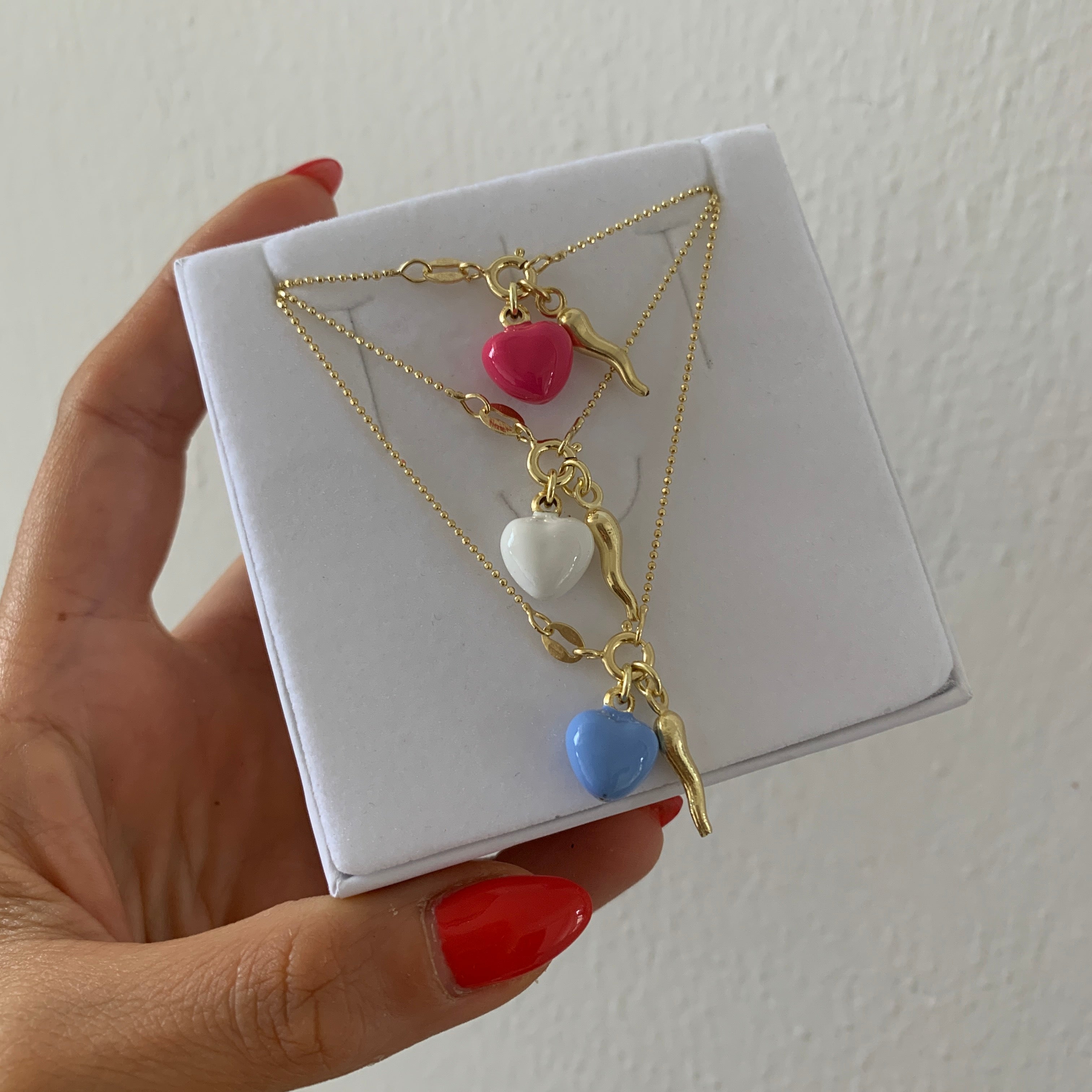 rabiosajewels. collana love me con cuore colorato e cornetto portafortuna. Inn foto versione gold con cuore furia, bianco e celeste polvere. argento925