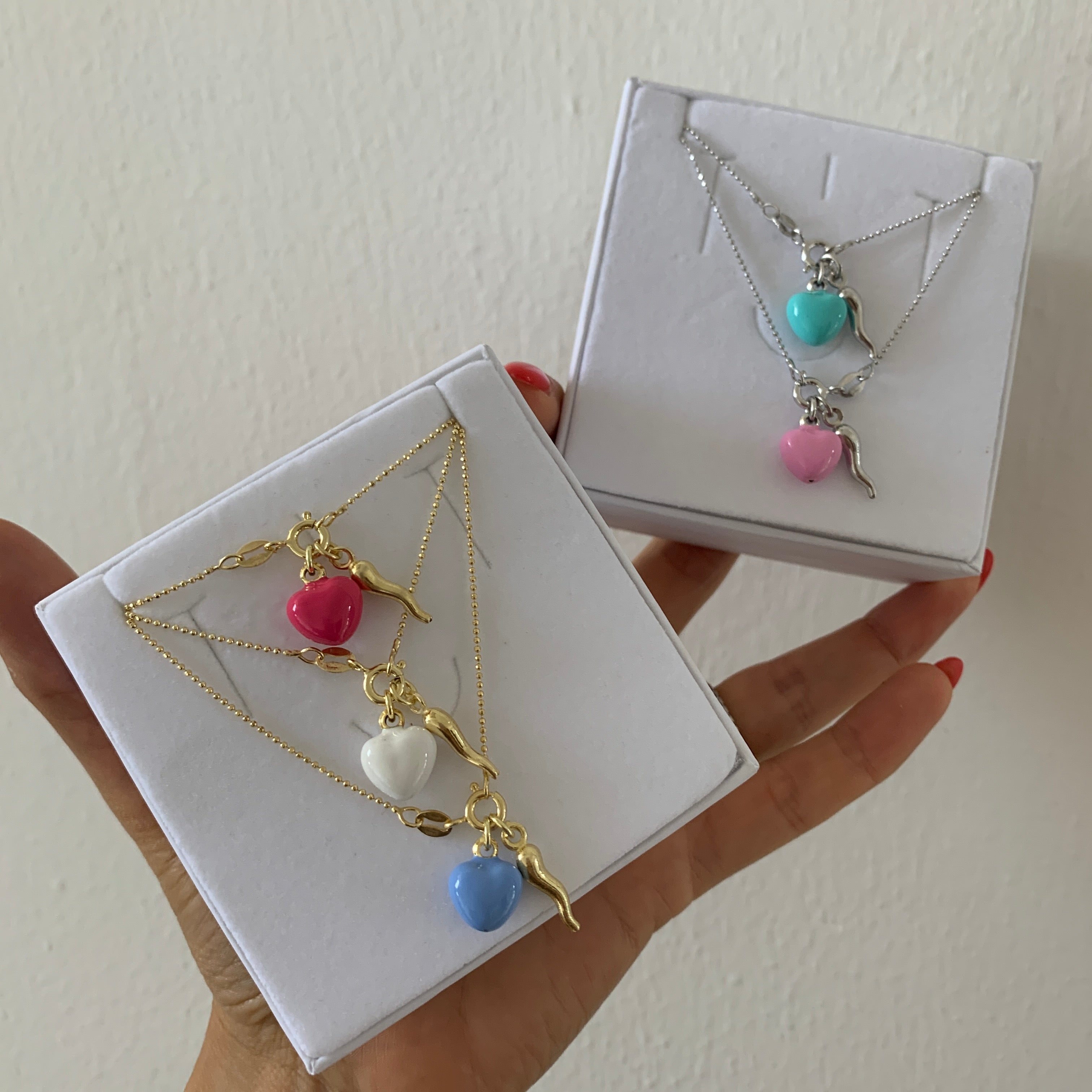 rabiosajewels. collana love me con cuore colorato e cornetto portafortuna. disponibile silver e gold. argento925