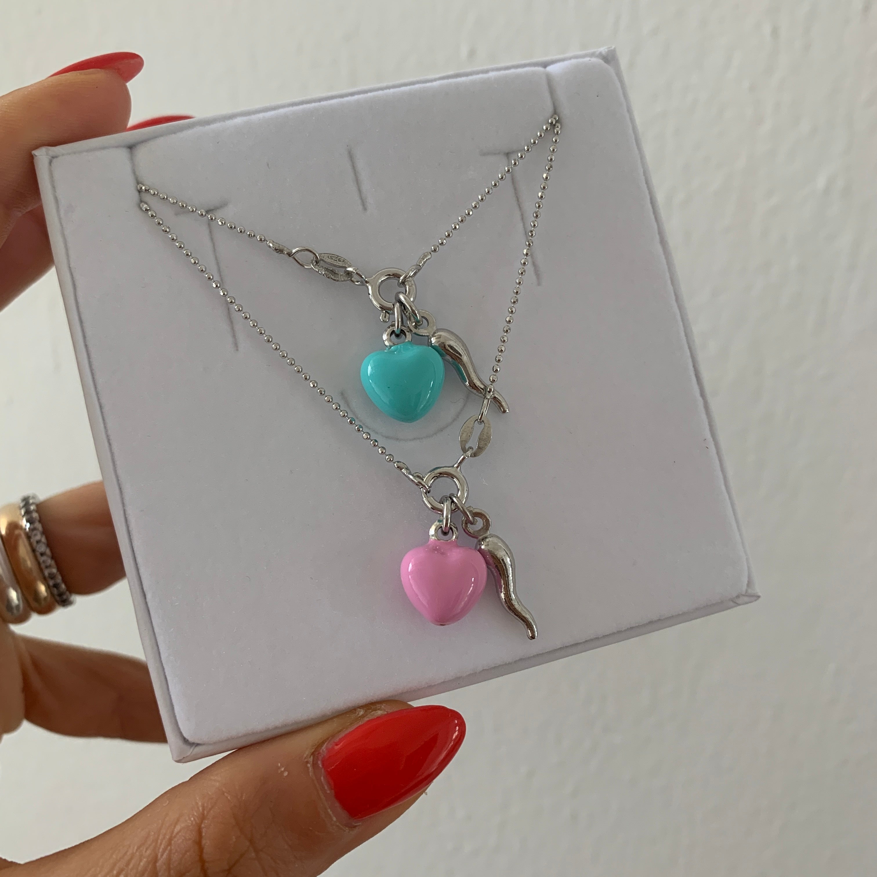 rabiosajewels. collana love me con cuore colorato e cornetto portafortuna. in fot versione silver con cuore verde Tiffany e rosa. argento925