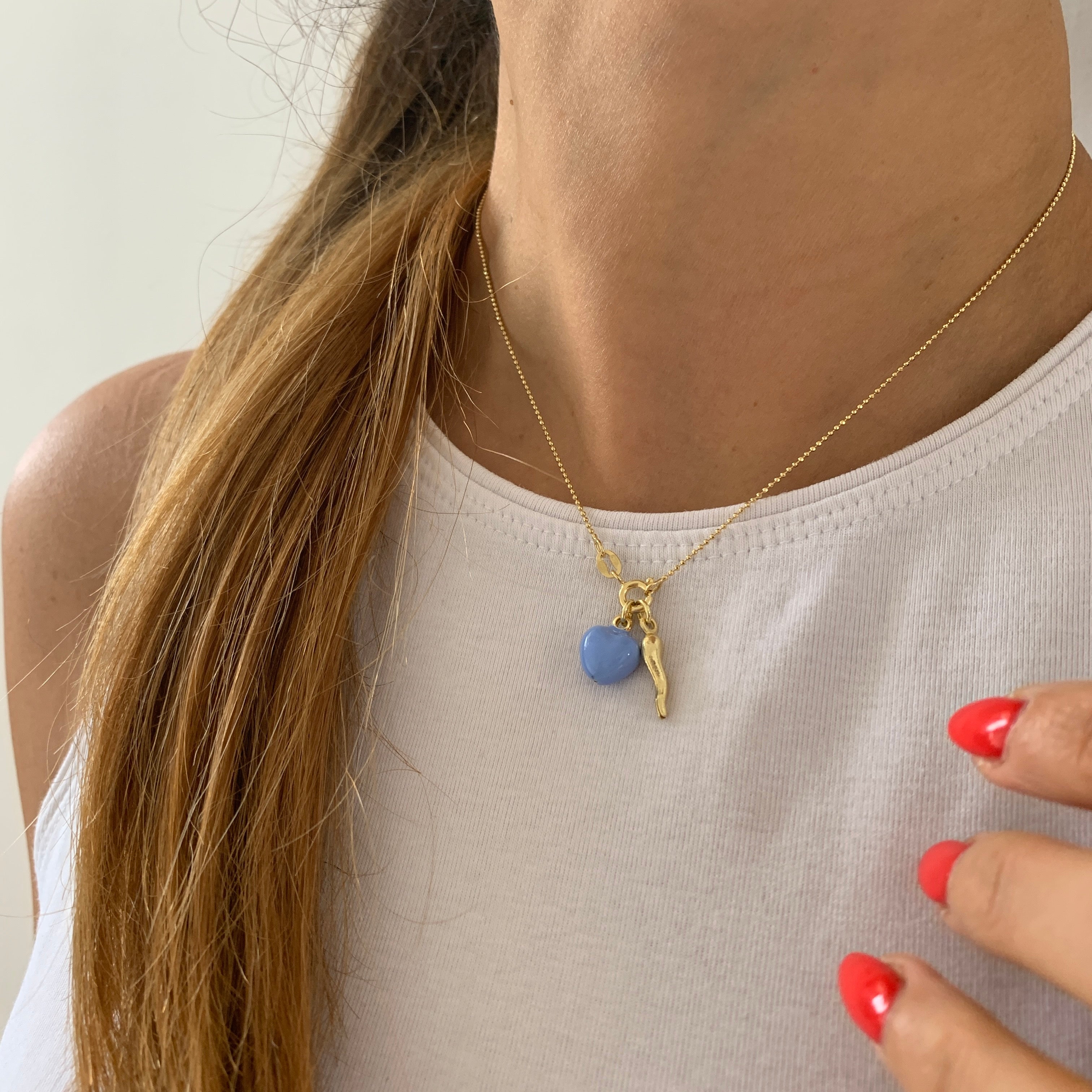 rabiosajewels. collana love me con cuore colorato e cornetto portafortuna. foto indossata con cuore celeste polvere in versione gold. argento925