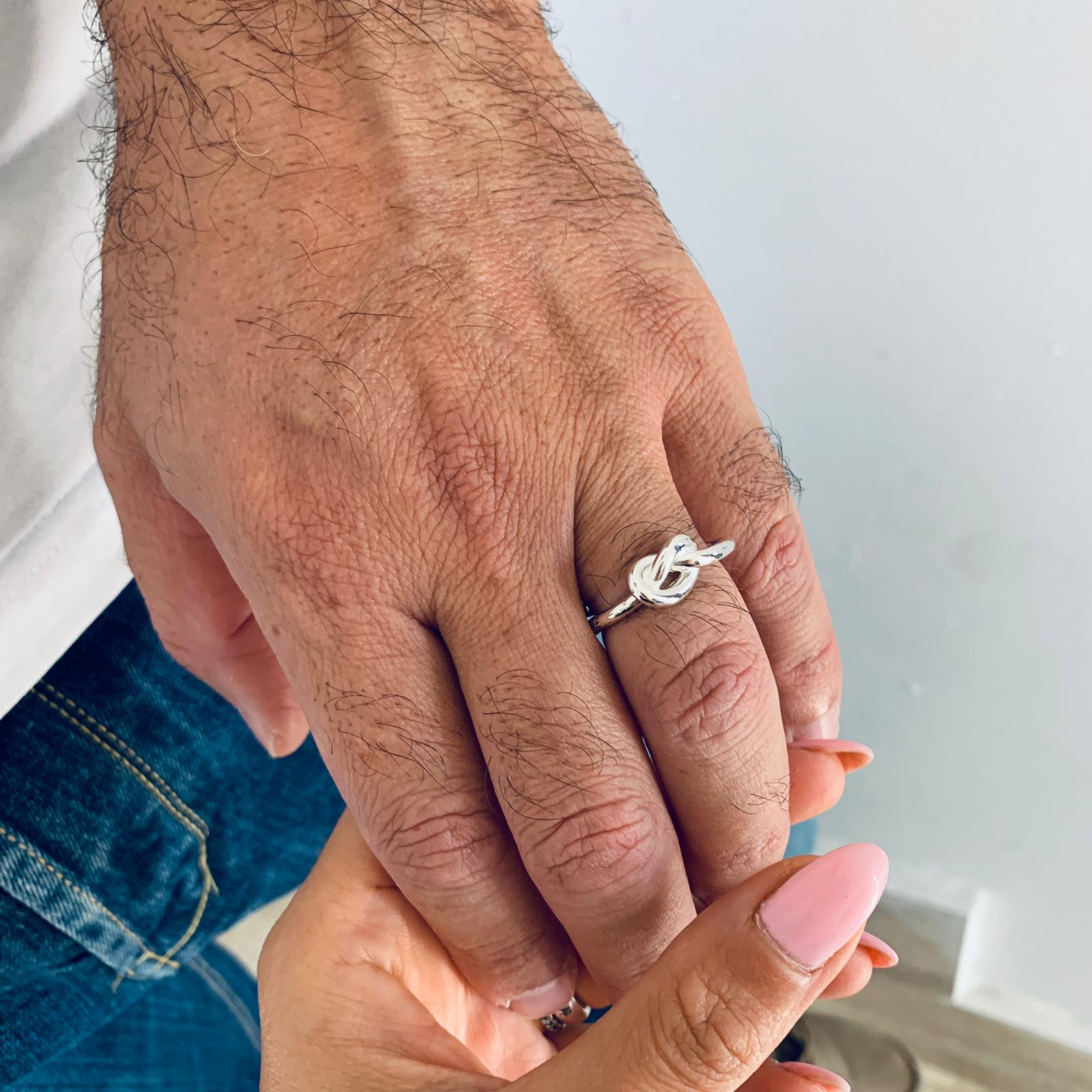 Anello nodo maschile personalizzato di RabiosaJewels. Anello uomo. Anello nodo da uomo.indossato