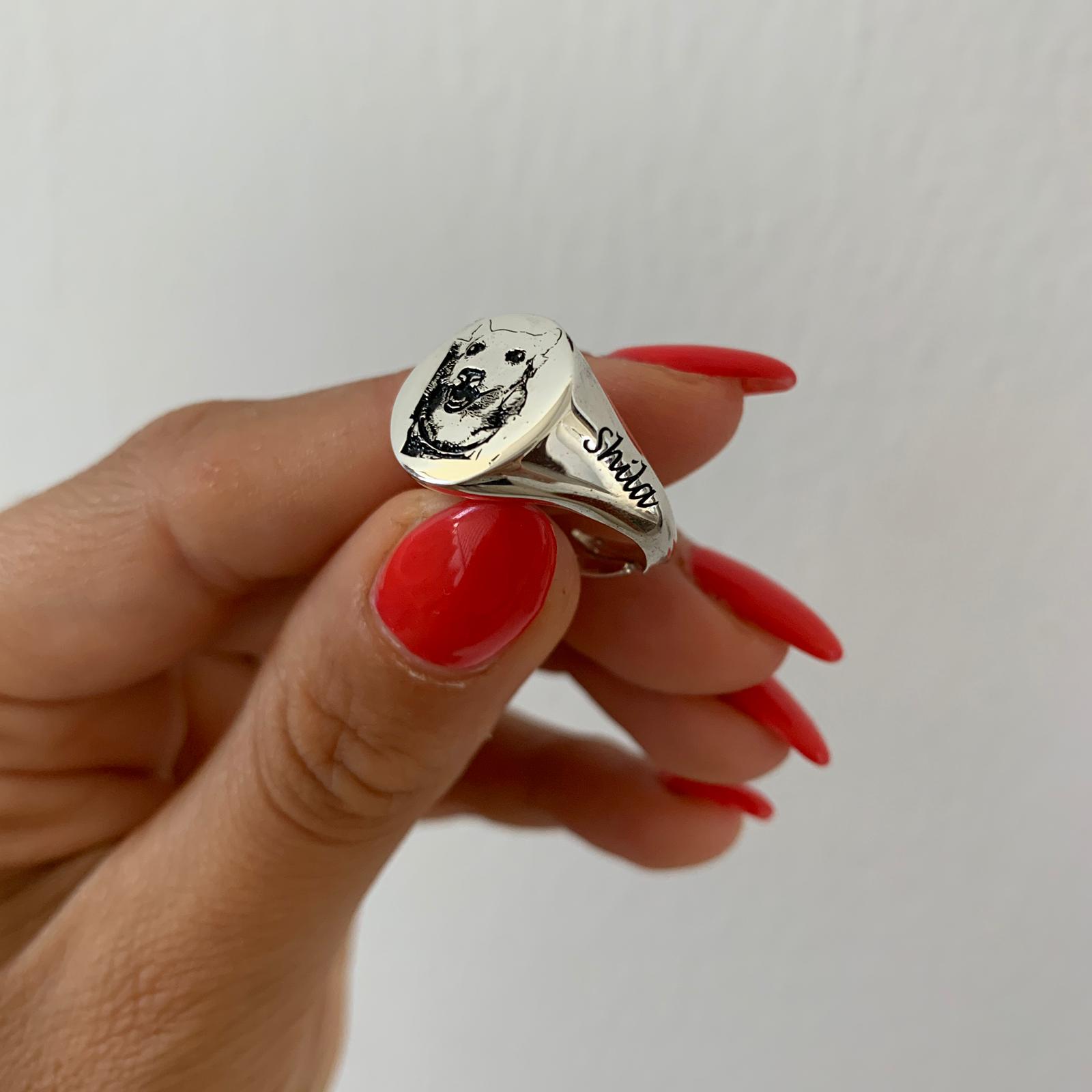 chevalier pet in argento 925 di Rabiosa Jewels. Anello da mignolo o da anulare regolabile dove puoi incidere il tuo animale. incisione di cani, gatti, conigli o altri animali a te cari. l'incisione viene elaborata a partire dalla foto che ci invii