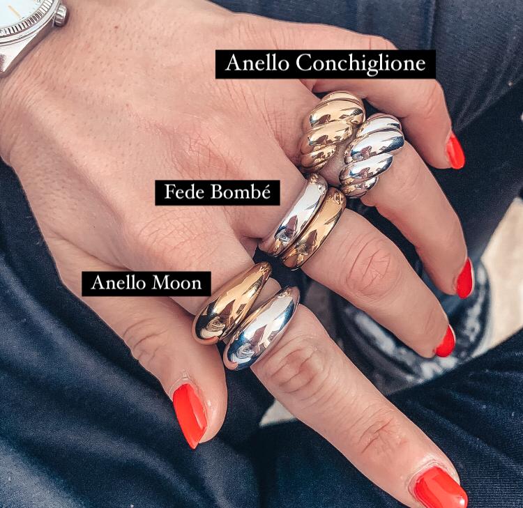 Rabiosa Jewels. Anello moon, fede bombe, anello conchiglione indossati. argento925