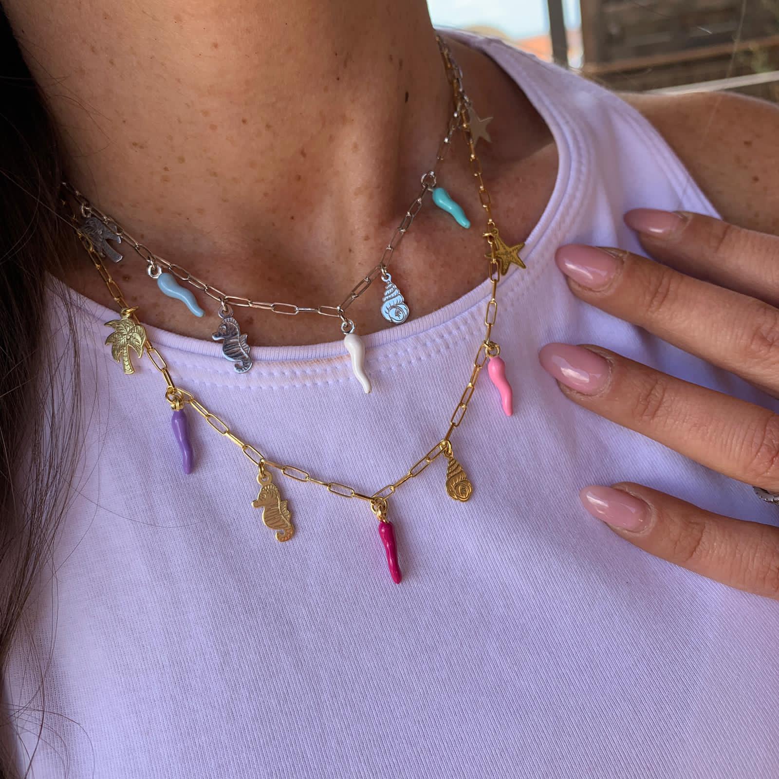 rabiosajewels. collana marina. collana in argento 925 gold con ciondoli marini e cornetti colorati nelle tonalità pastello del rosa e del turchese. ciondolo cavalluccio marino. ciondolo palma. ciondolo conchiglia. ciondolo stella marina. cornetti portafortuna colorati