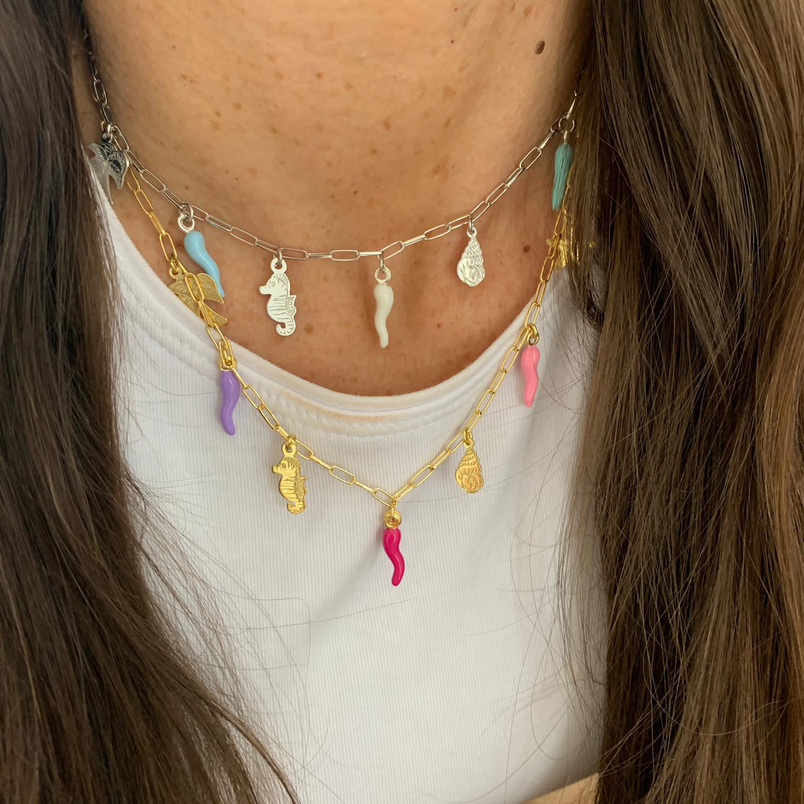 rabiosajewels. collana marina. collana in argento 925 gold con ciondoli marini e cornetti colorati nelle tonalità pastello del rosa e del turchese. ciondolo cavalluccio marino. ciondolo palma. ciondolo conchiglia. ciondolo stella marina. cornetti portafortuna colorati