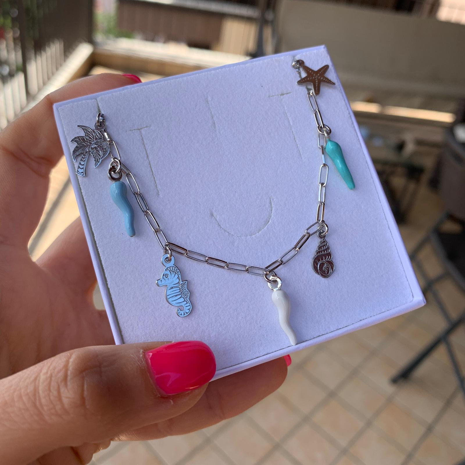 rabiosajewels. collana marina. collana in argento 925 gold con ciondoli marini e cornetti colorati nelle tonalità pastello del e del turchese. ciondolo cavalluccio marino. ciondolo palma. ciondolo conchiglia. ciondolo stella marina. cornetti portafortuna colorati