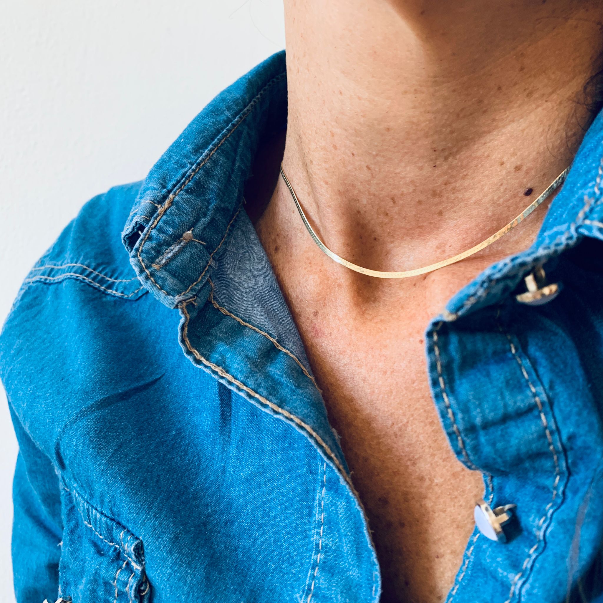 collana mini snake 2mm in argento 925. collana piatta. lunghezza 35cm + cerchietti regolatori. collana snake indossata