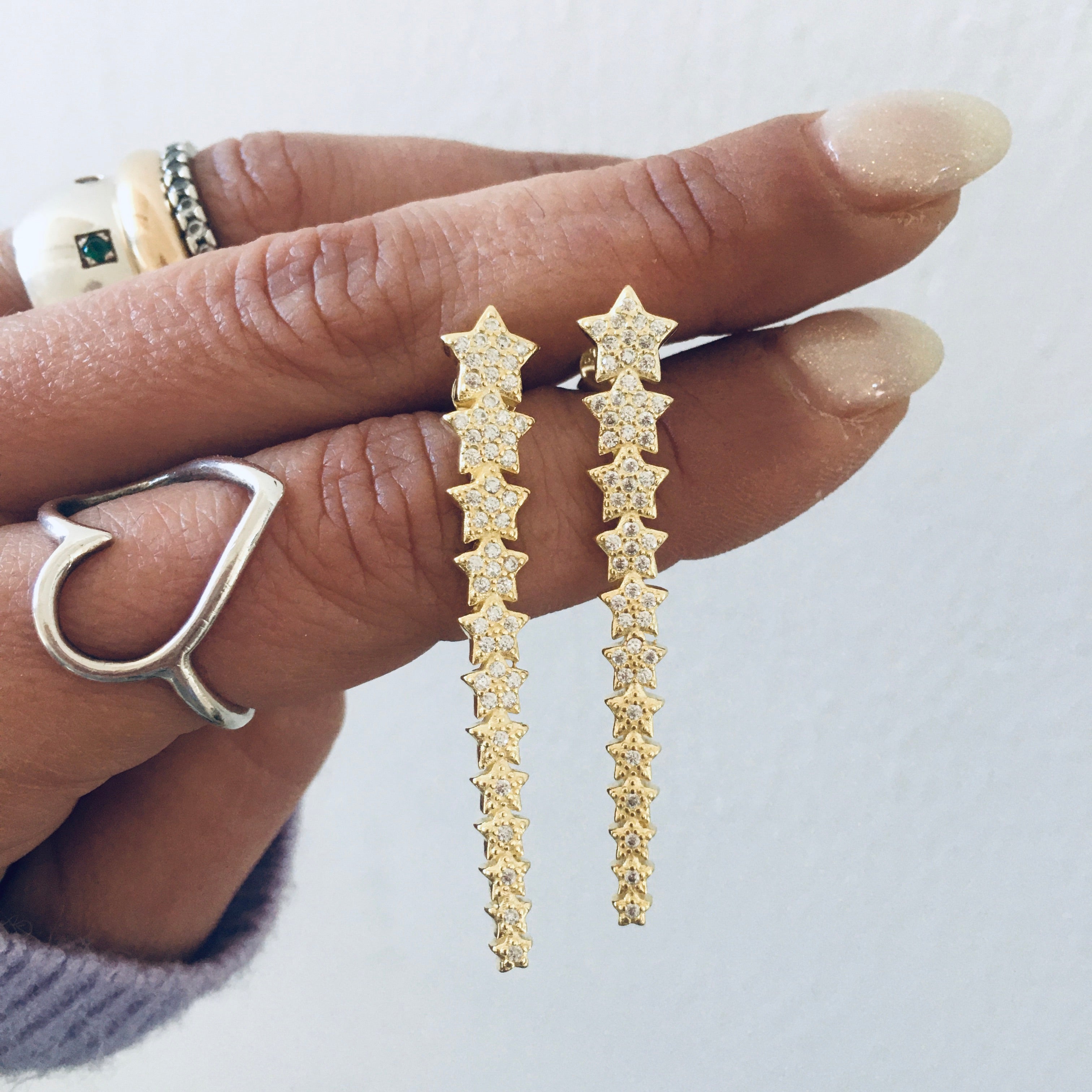 orecchini polvere di stelle in argento 925 di RabiosaJewels. orecchini lunghi con stelline concatenate.versione oro