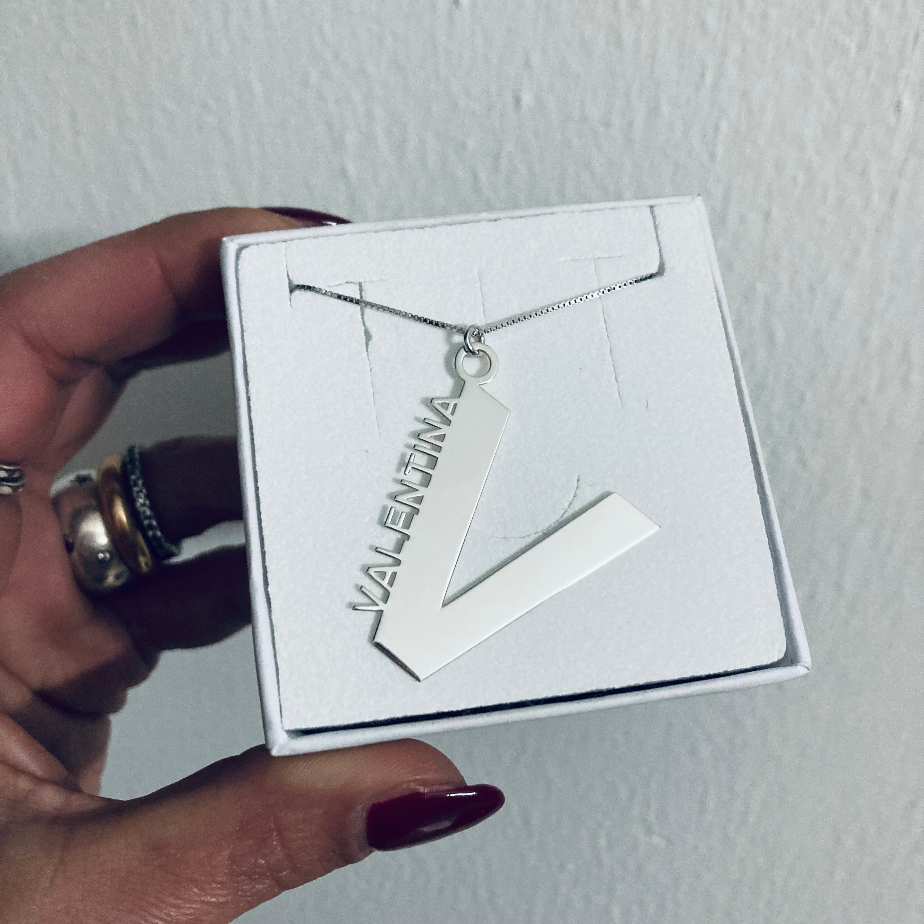 collana iniziale con nome in argento 925 di Rabiosajewels