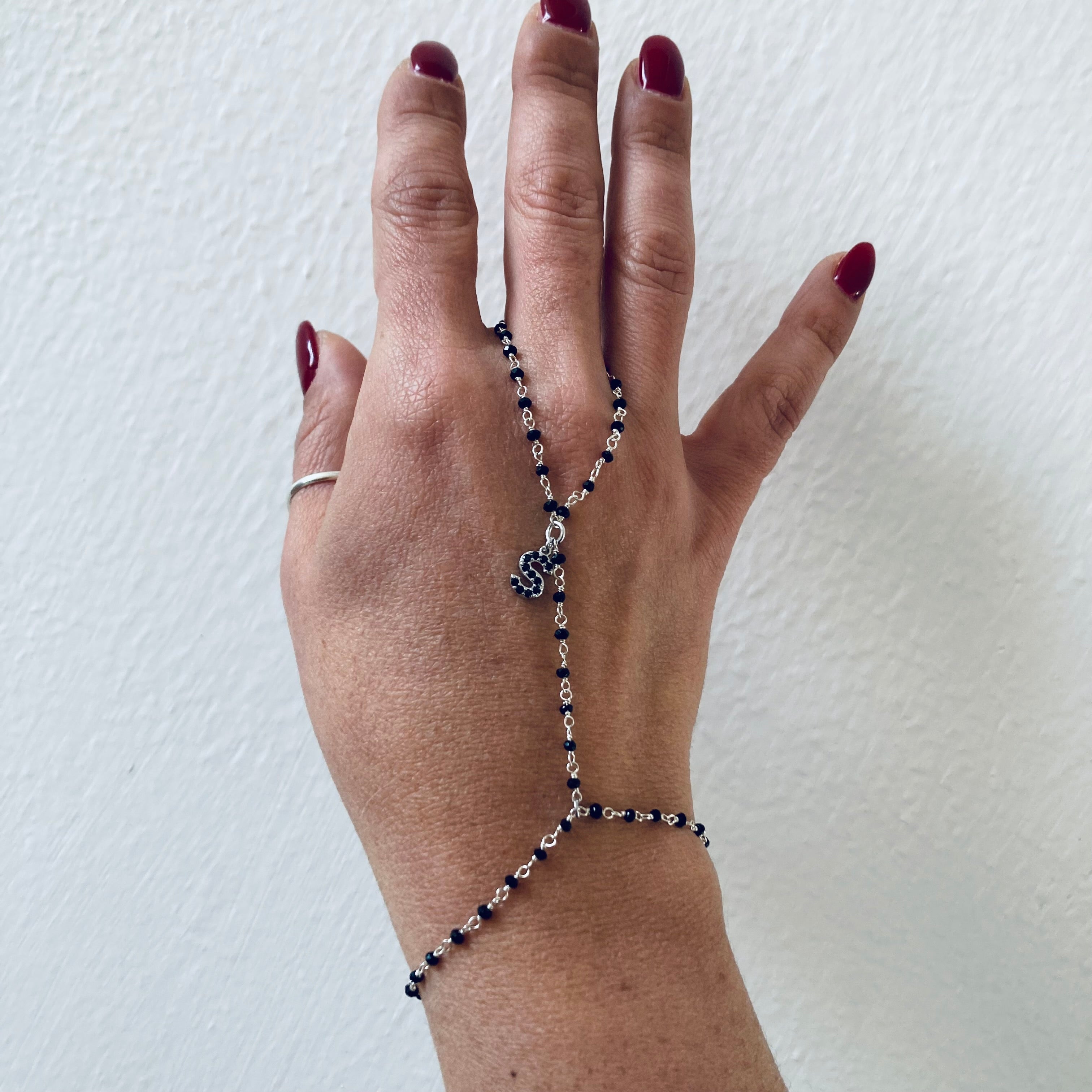 baciamano in argento 925 con cristalli neri e charms lettera con zirconi. rabiosajewels