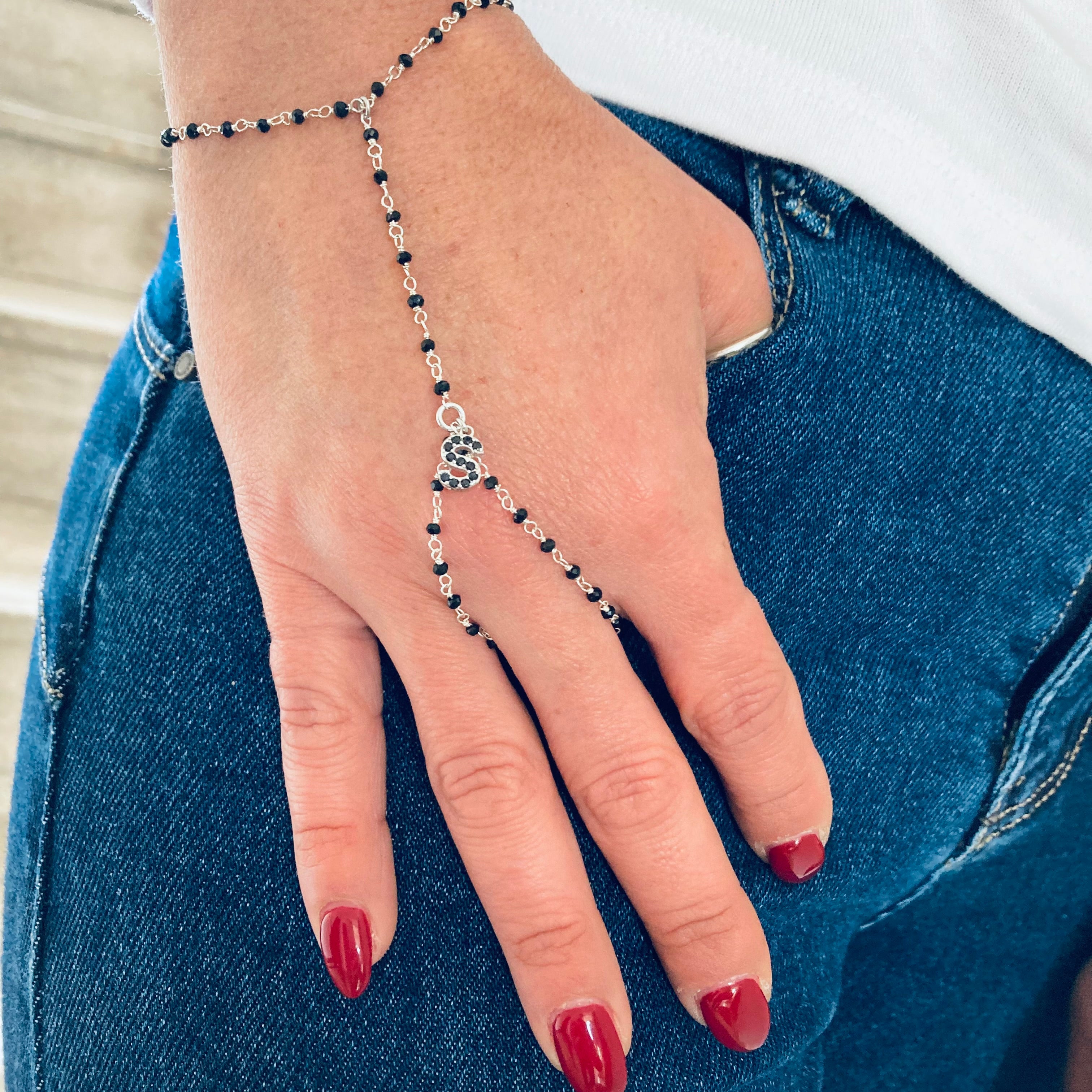 baciamano in argento 925 con cristalli neri e charms lettera con zirconi. rabiosajewels