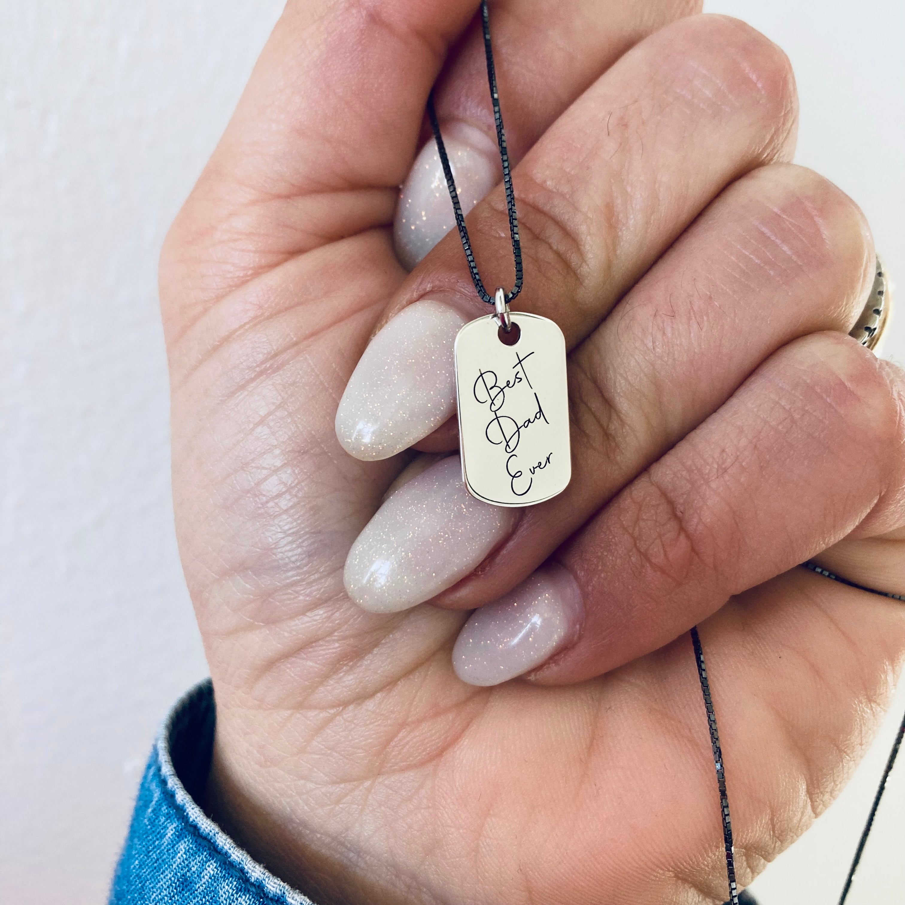 collana in argento 925 con catena in rutenio e targhetta di 1,5cm personalizzata con scritta Best Dad Ever. RabiosaJewels