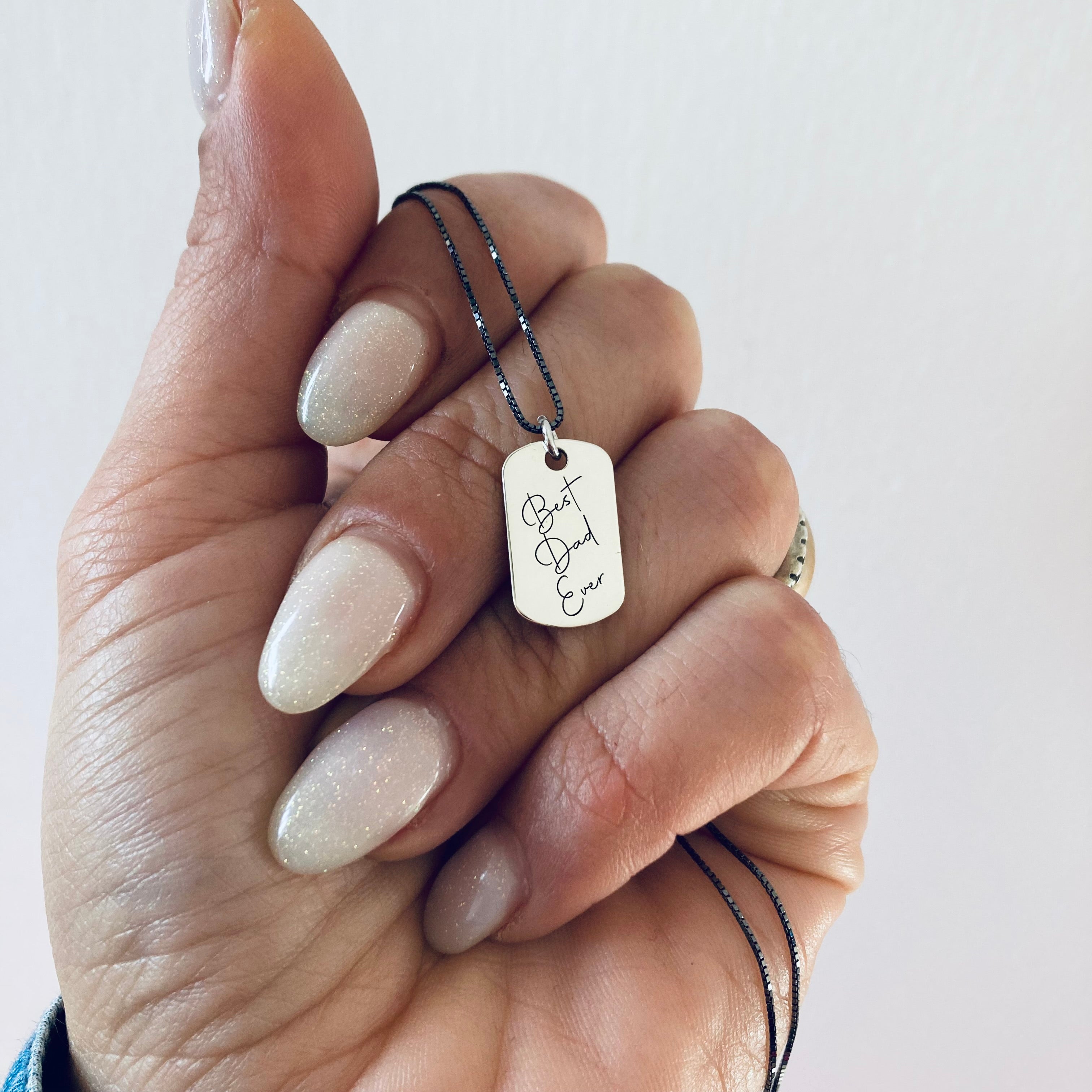 collana in argento 925 con catena in rutenio e targhetta di 1,5cm personalizzata con scritta Best Dad Ever. RabiosaJewels