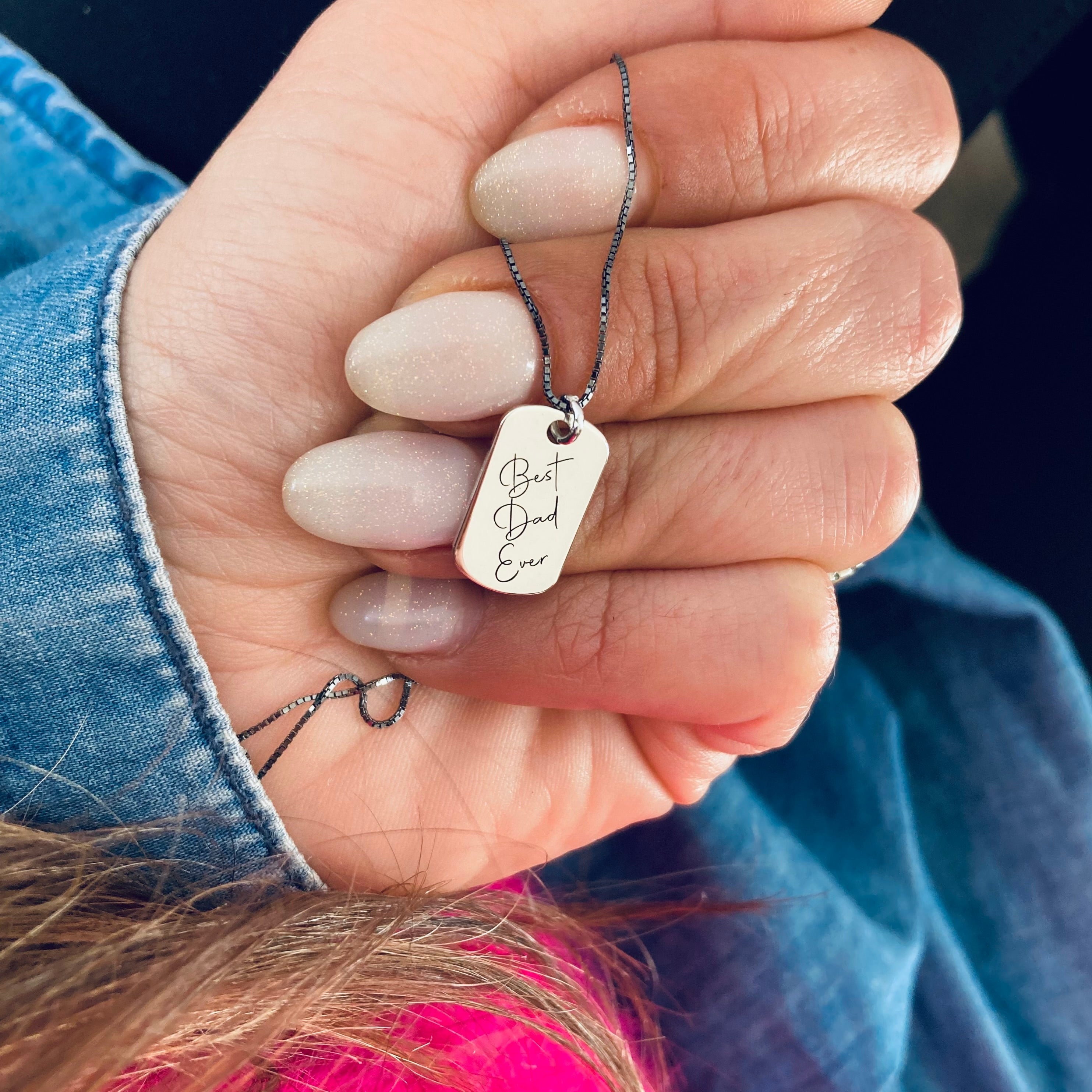 collana in argento 925 con catena in rutenio e targhetta di 1,5cm personalizzata con scritta Best Dad Ever. RabiosaJewels