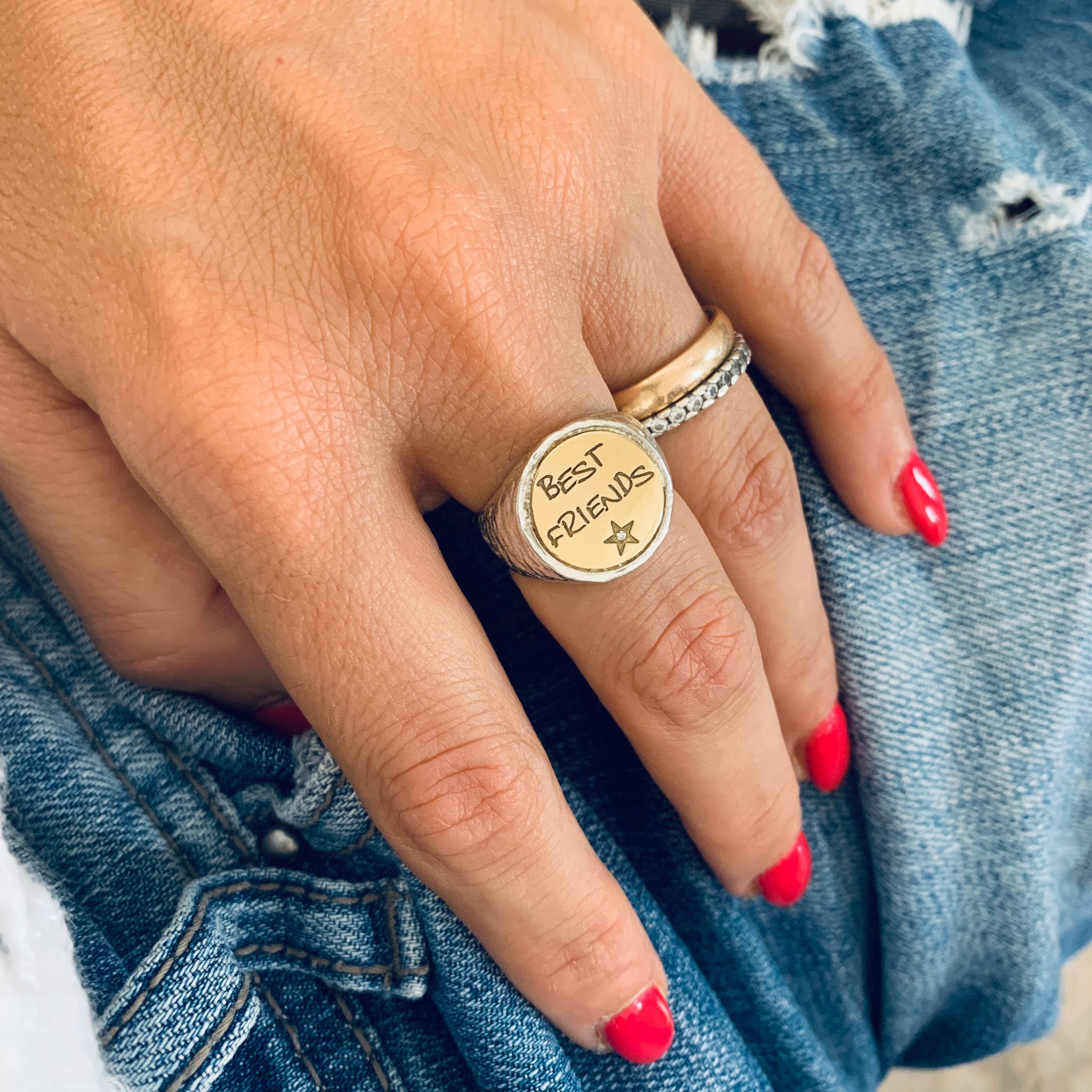 Chavalier tondo da anulare bicolor. ottone e argento 925. personalizzabile con un incisione frontale e uno zircone bianco su cuore o stella. I laterali vantano una finitura martellata. nikelfree anallergico ed regolabile . RabiosaJewels