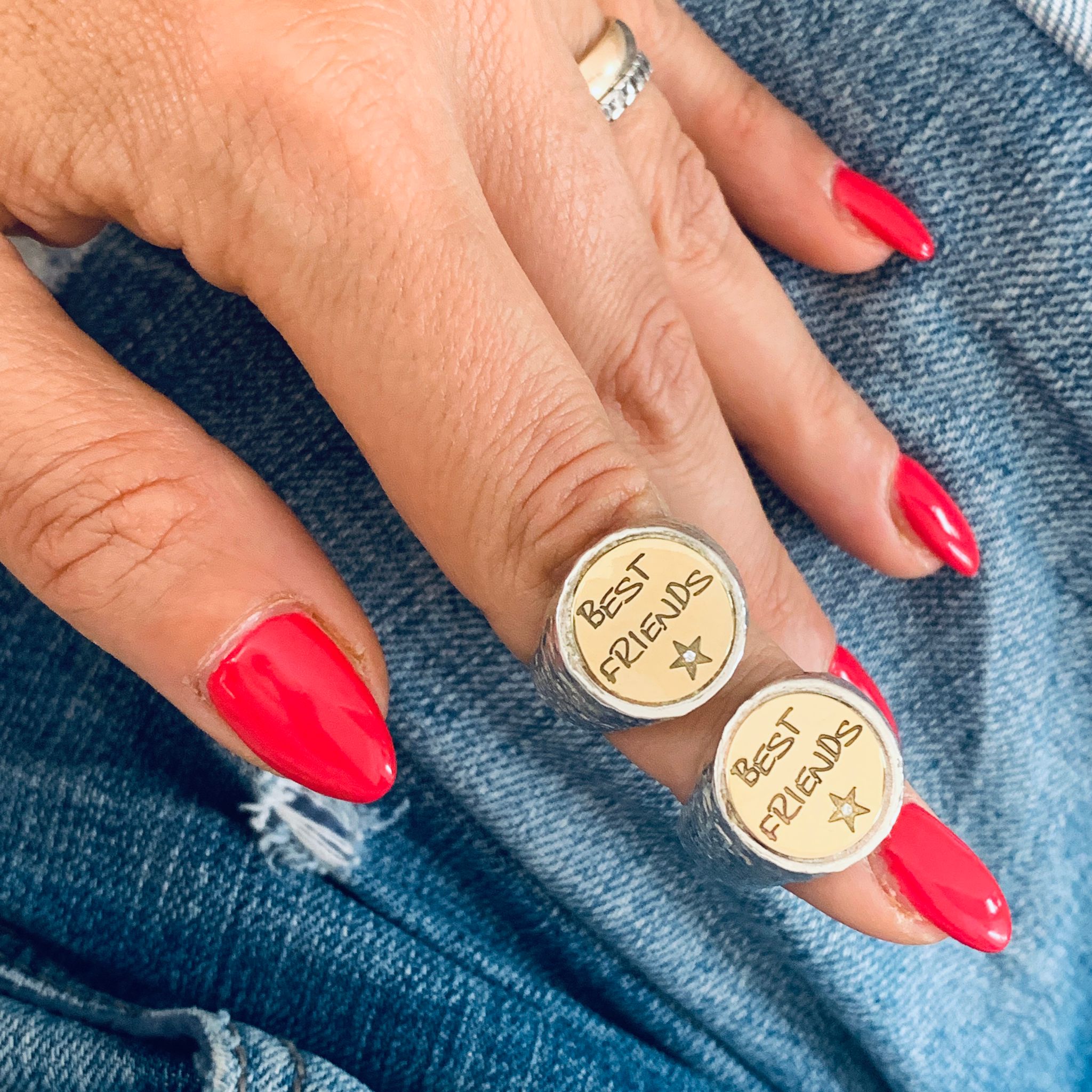 Chavalier tondo da anulare bicolor. ottone e argento 925. personalizzabile con un incisione frontale e uno zircone bianco su cuore o stella. I laterali vantano una finitura martellata. nikelfree anallergico ed regolabile . RabiosaJewels